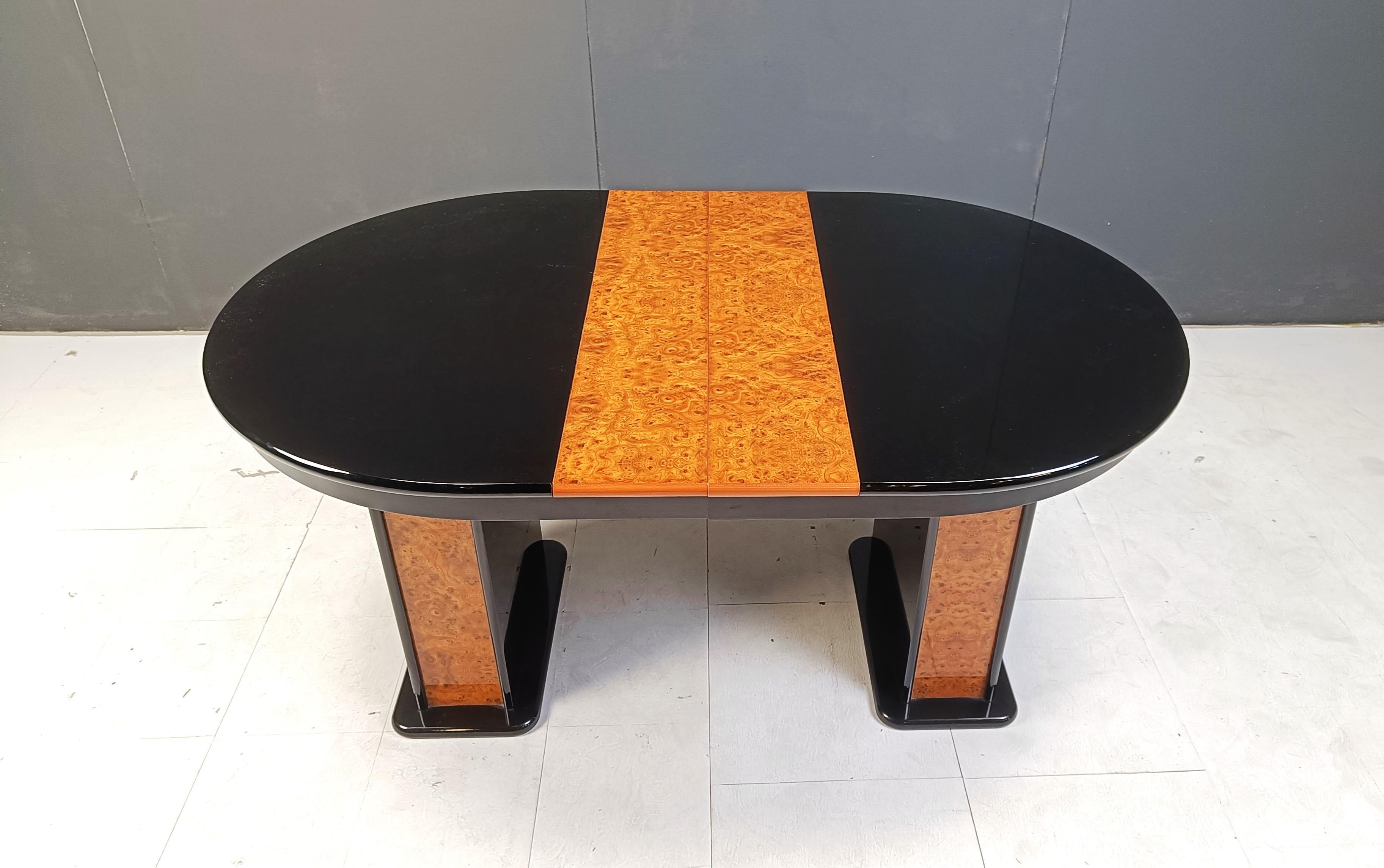 Table de salle à manger vintage extensible en bois de ronce et laque, années 1980 Bon état - En vente à Leuven, Vlaams Gewest