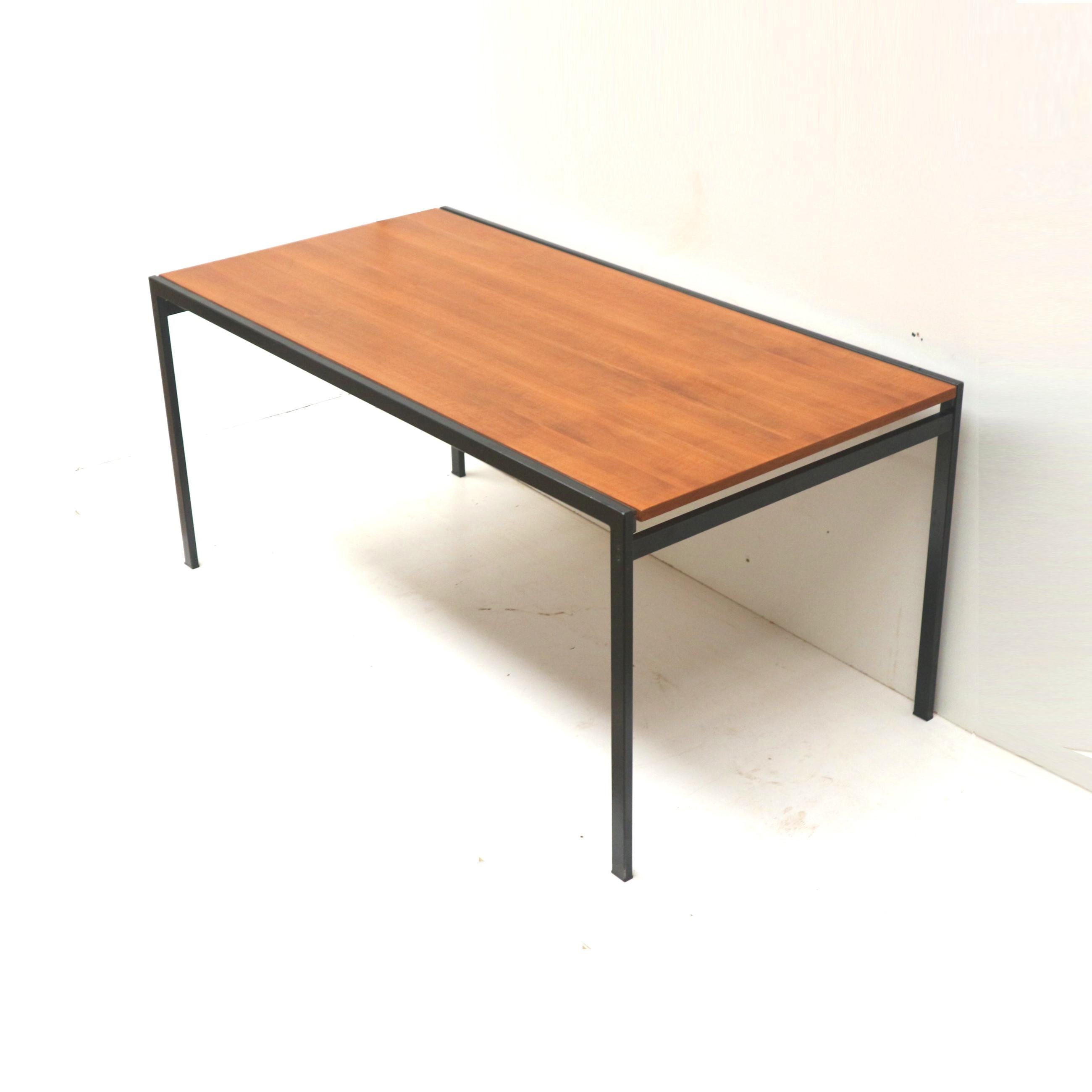 Vintage extendable dining table by Cees Braakman for Pastoe from the 'Japanese Series', 1960s. The extension disappears with a beautiful mechanism under the large top.

Dimensions:
Length (extended): 217 cm
Length (retracted): 157 cm
Height: 70.4
