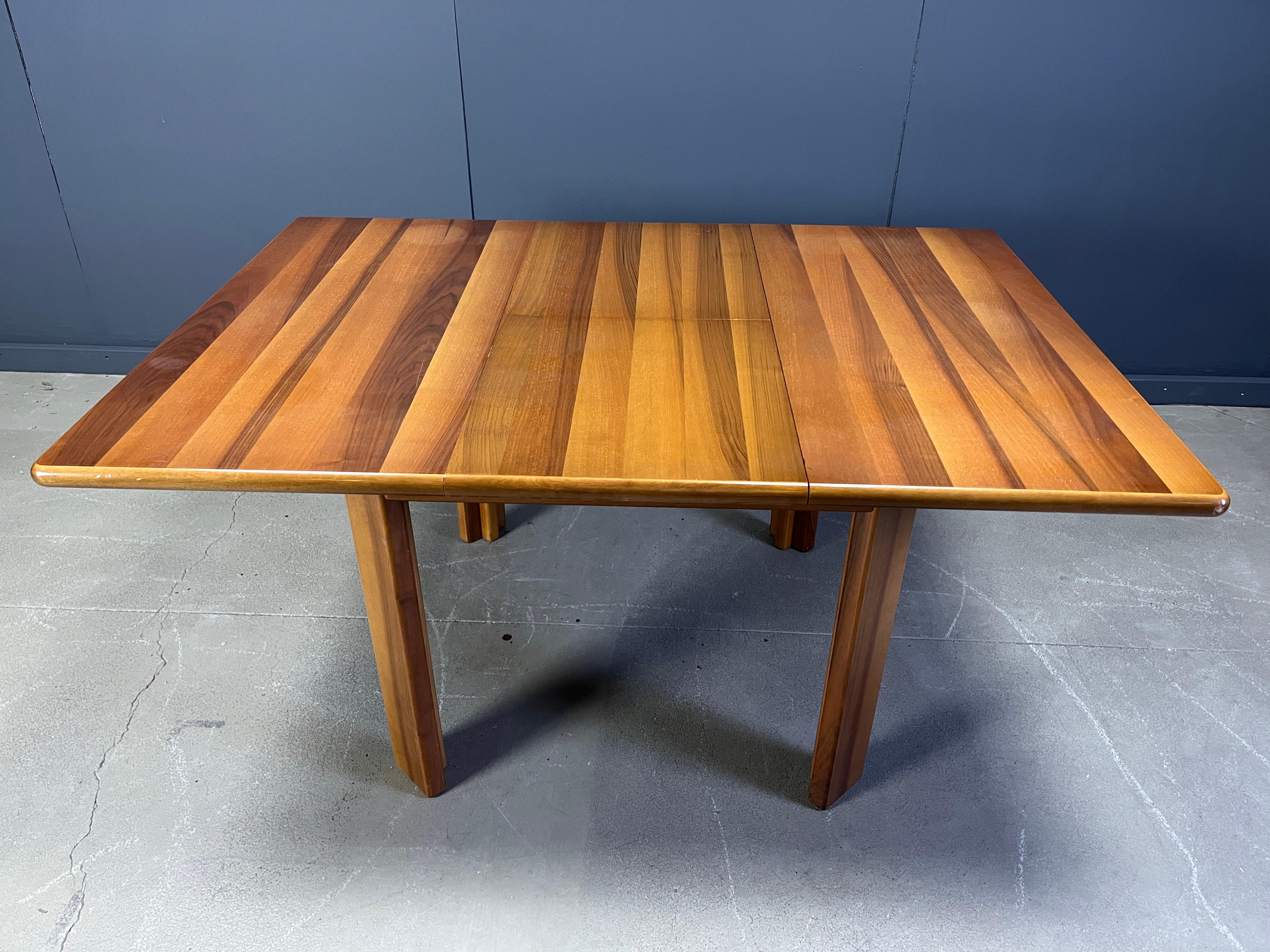 Gorgeous wooden dining table by Molteni in the style of Tobia Scarpa.

Greta looking wooden top with 4 sturdy legs.

The table top can be extended with two integrated table tops.

Good condition

1970s- Italy

Height: 78cm
Width: 110cm -
