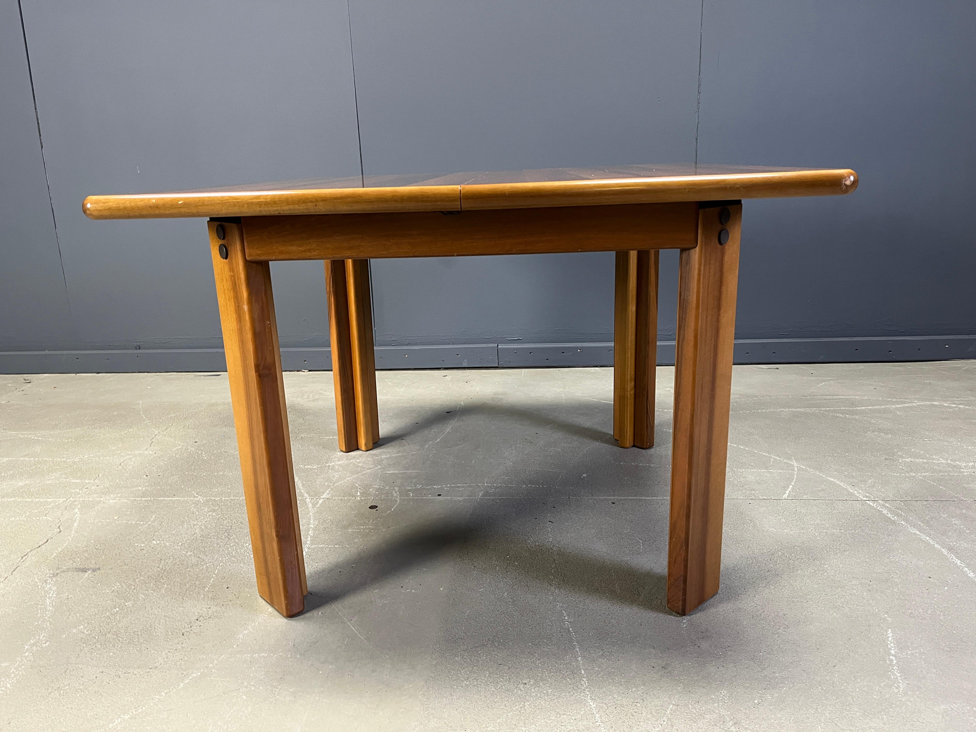 Wood Vintage extendable dining table by Molteni, 1970s For Sale