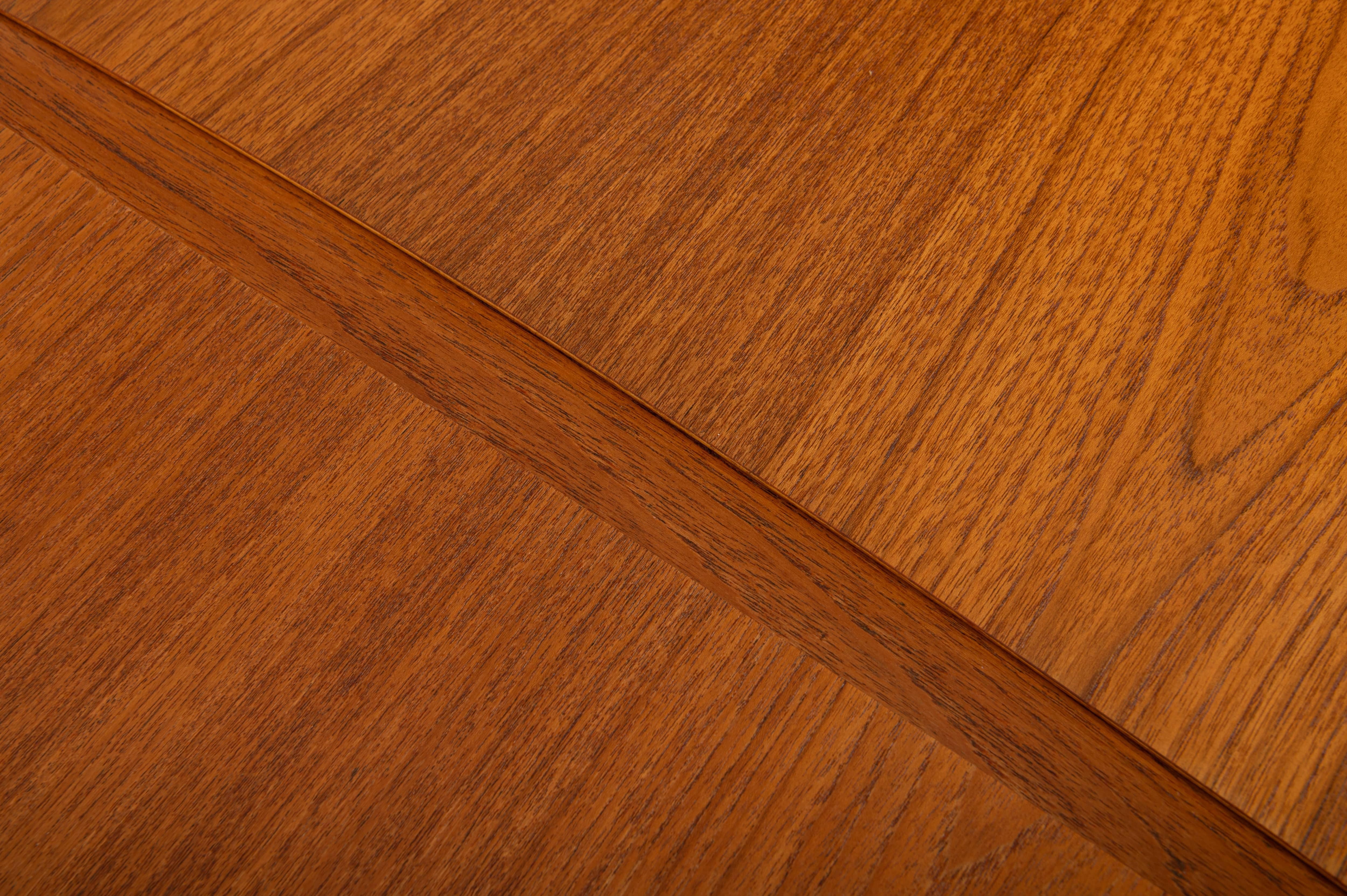 Teck Table de salle à manger extensible vintage par Svend Aage Madsen pour K.K. & Søn en vente