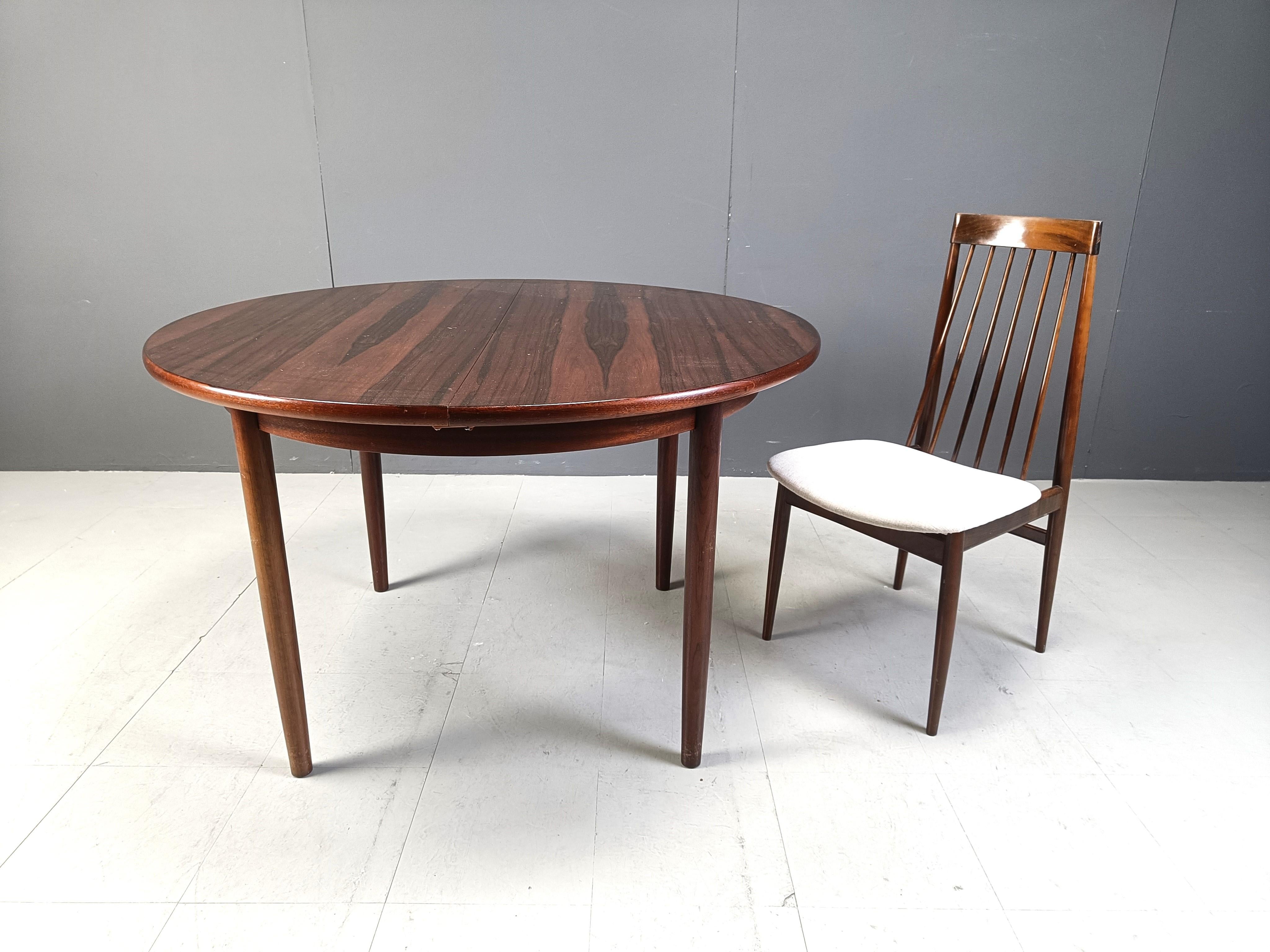 Ausziehbarer Esstisch aus Palisanderholz, hergestellt in Dänemark.

Schönes Stück aus der Mitte des Jahrhunderts mit einem fantastischen natürlichen Holzmuster.

Sehr praktisch, weil er mit klappbaren Tischplatten erweiterbar ist.

1960er Jahre -