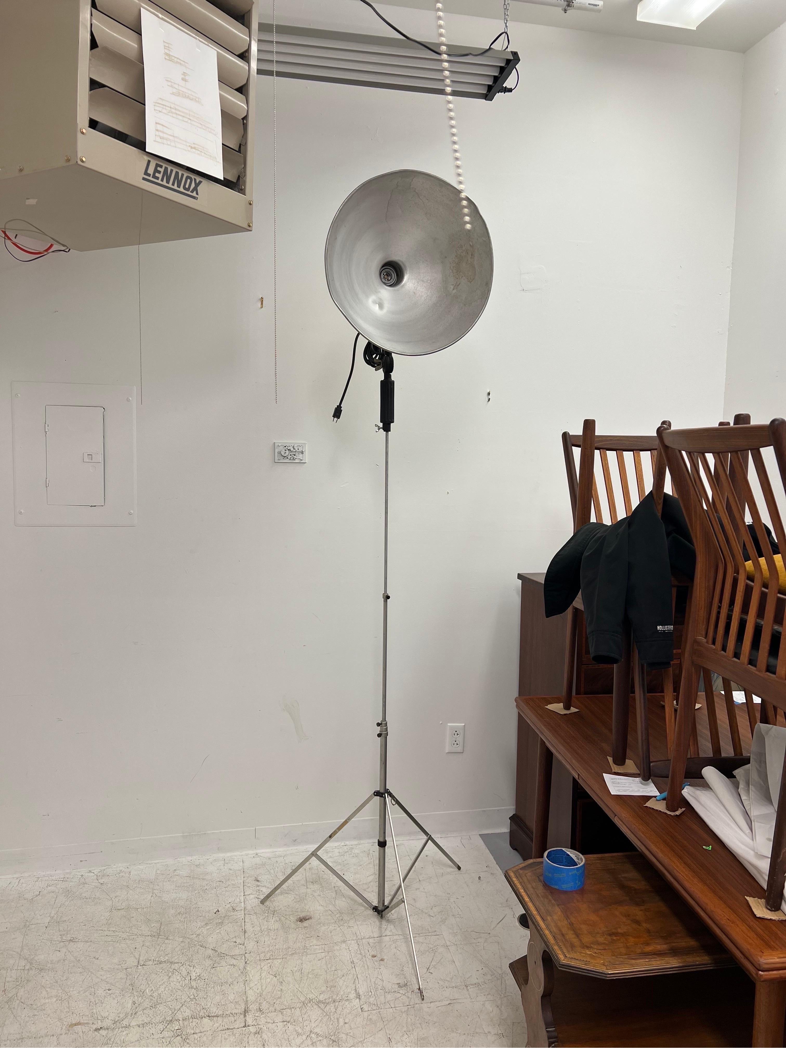 Vintage Extendable Light Lamp In Good Condition For Sale In Seattle, WA