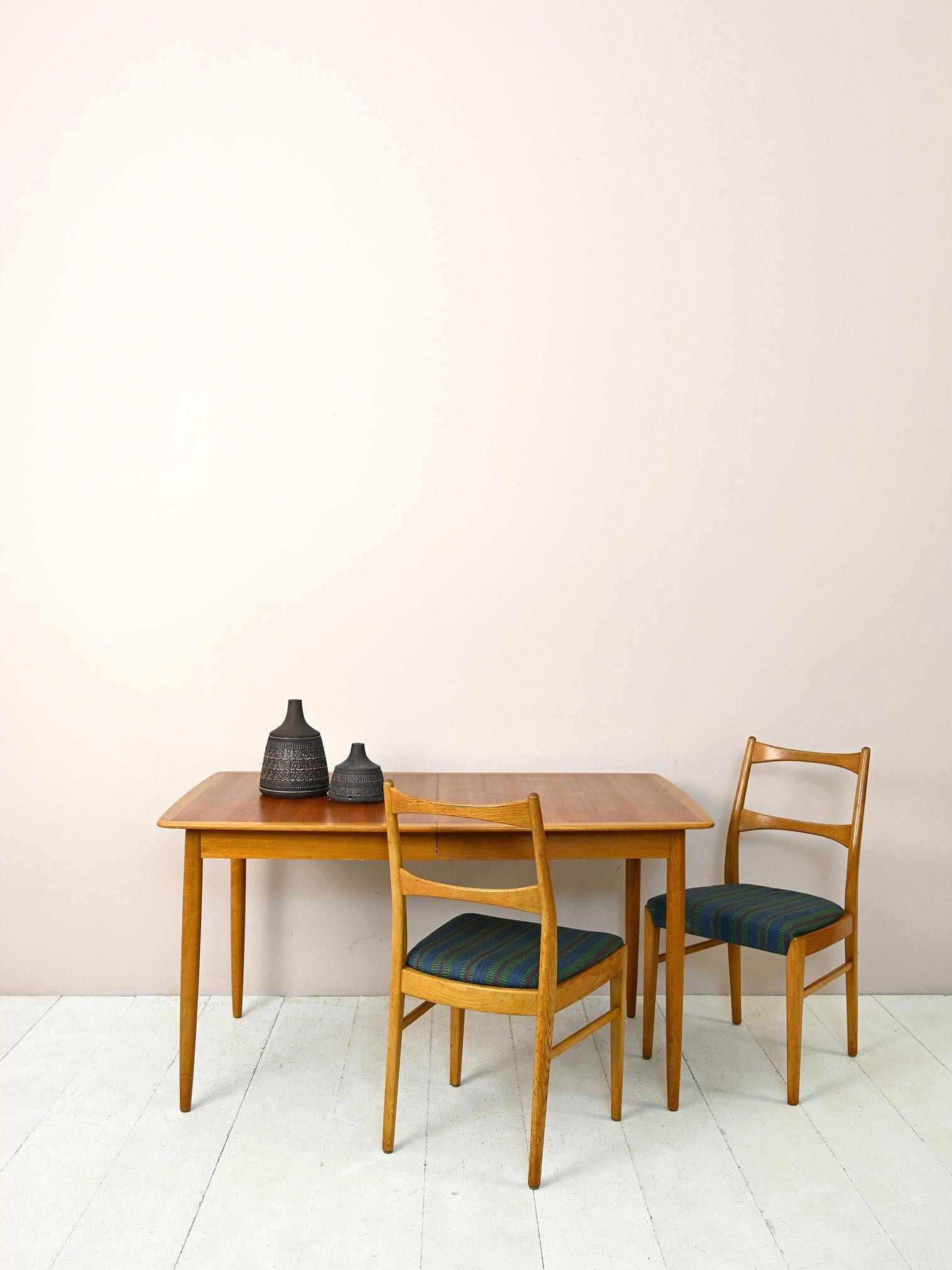 Dining table of Scandinavian manufacture from the 1960s.
A practical piece of furniture in perfect Scandinavian style, consisting of a soft-edged top whose light oak wood profile outlines its perimeter.
The solid wood tapered legs are slightly
