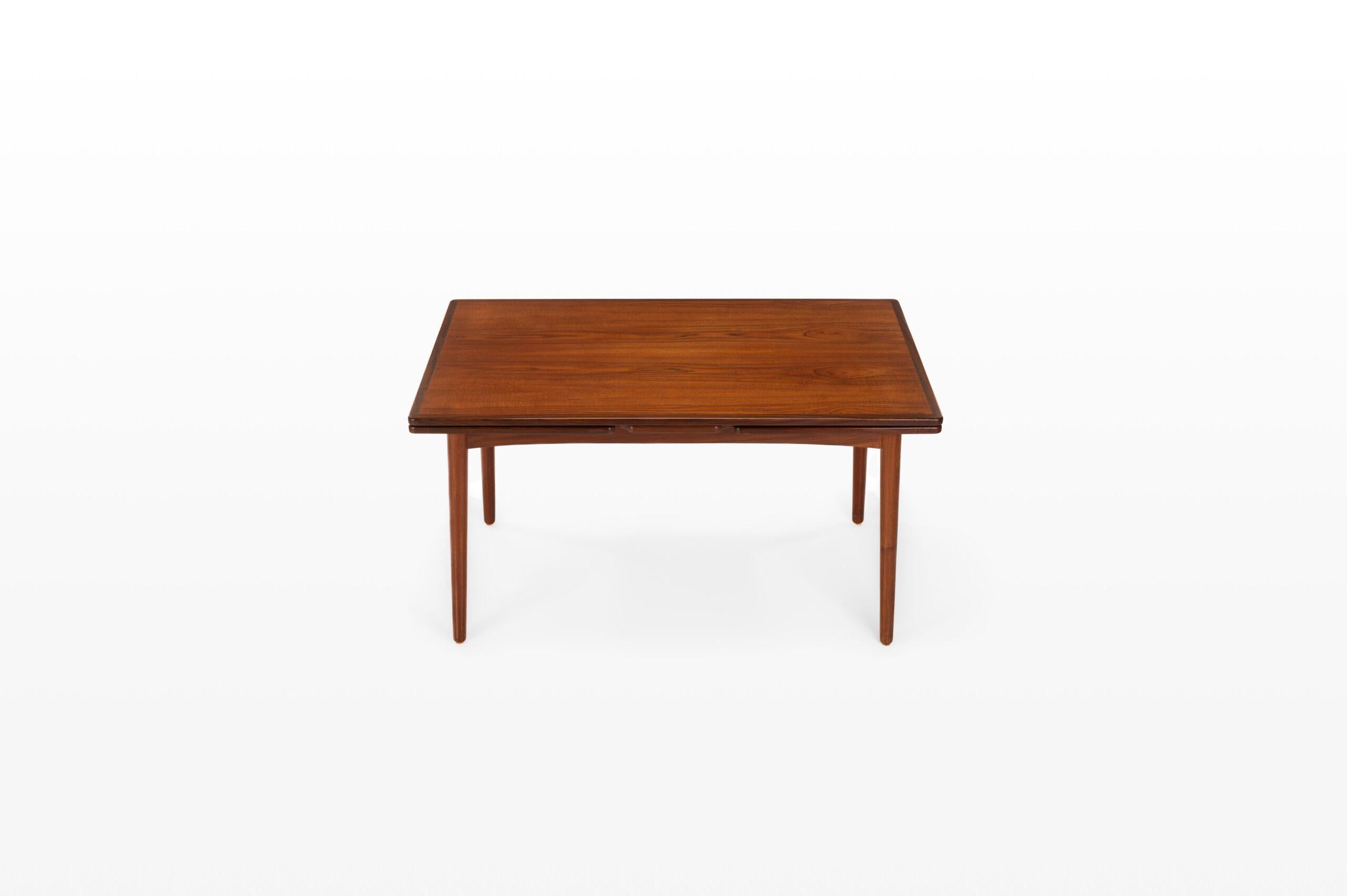 Beautiful vintage dining table in teak, produced in Denmark in the 1960s. This table can be extended and is in very good condition.
 