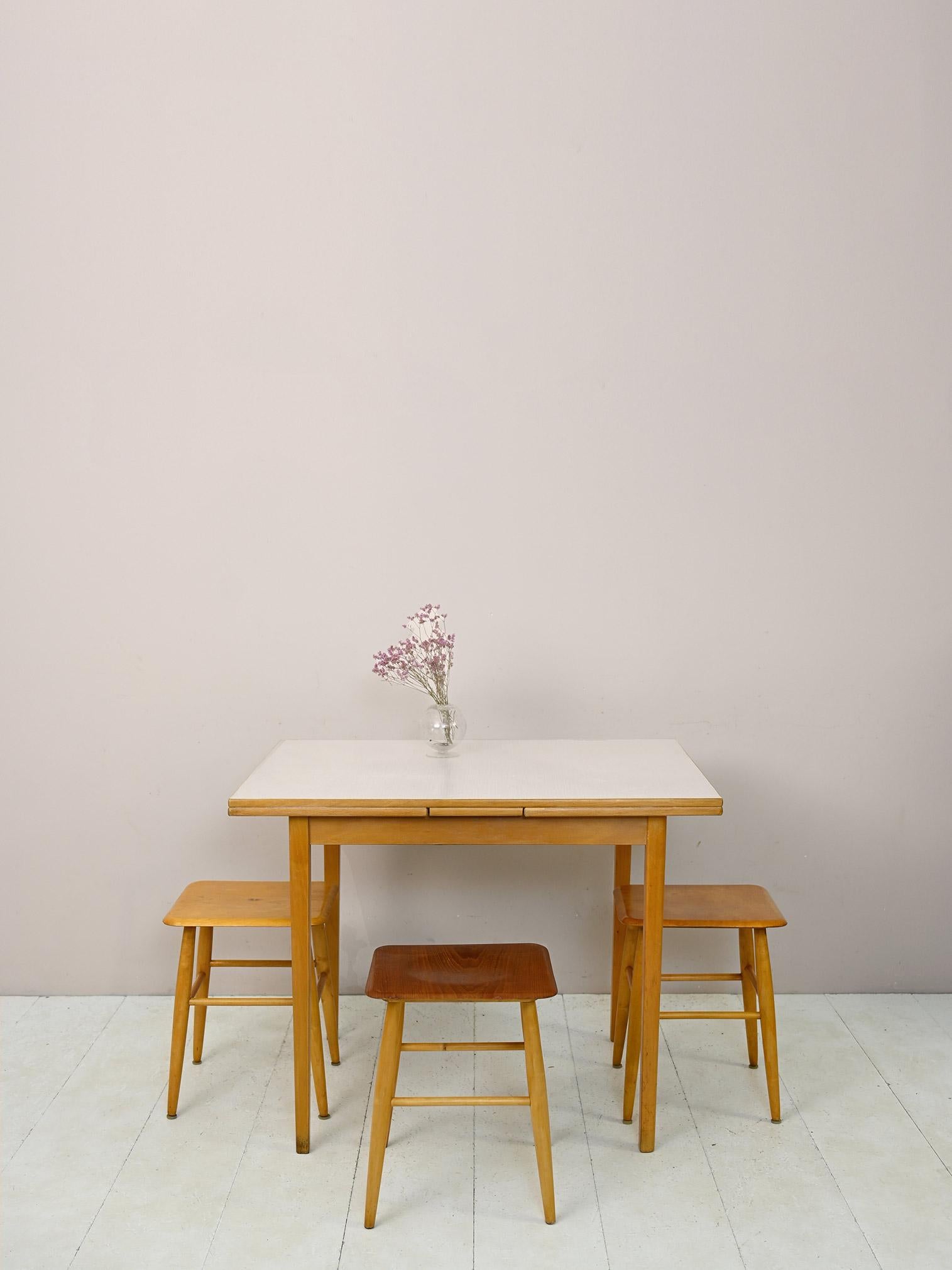 Scandinave moderne Table vintage à rallonge en bois et formica en vente