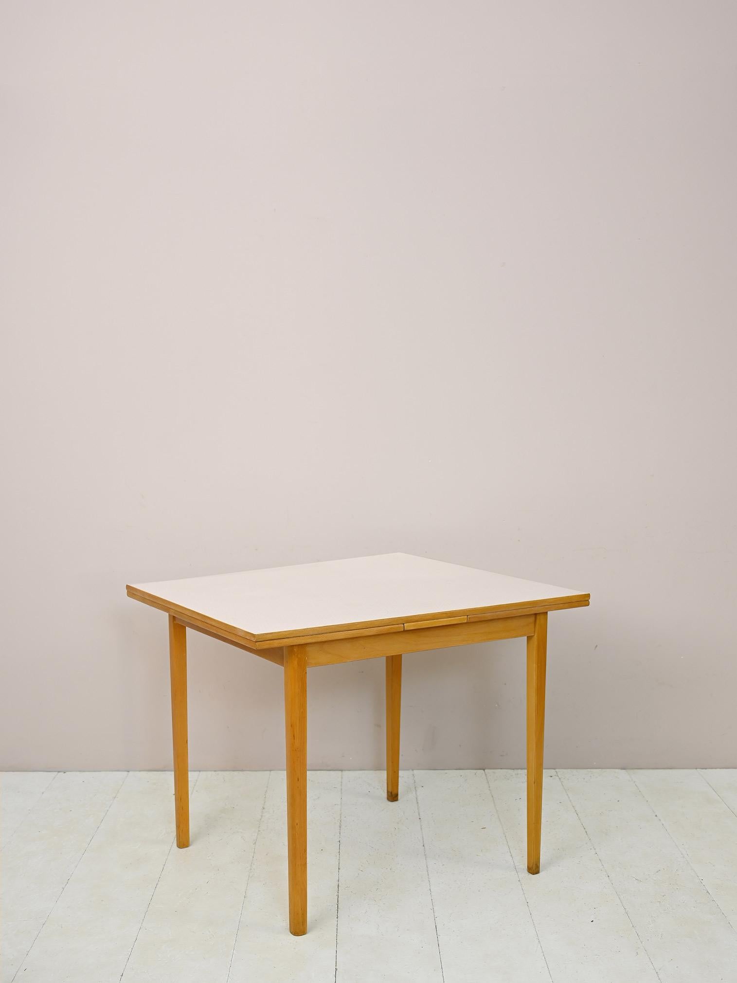 Milieu du XXe siècle Table vintage à rallonge en bois et formica en vente
