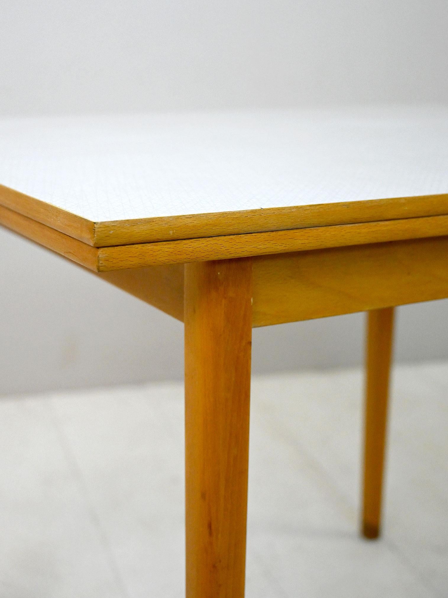 Table vintage à rallonge en bois et formica en vente 1