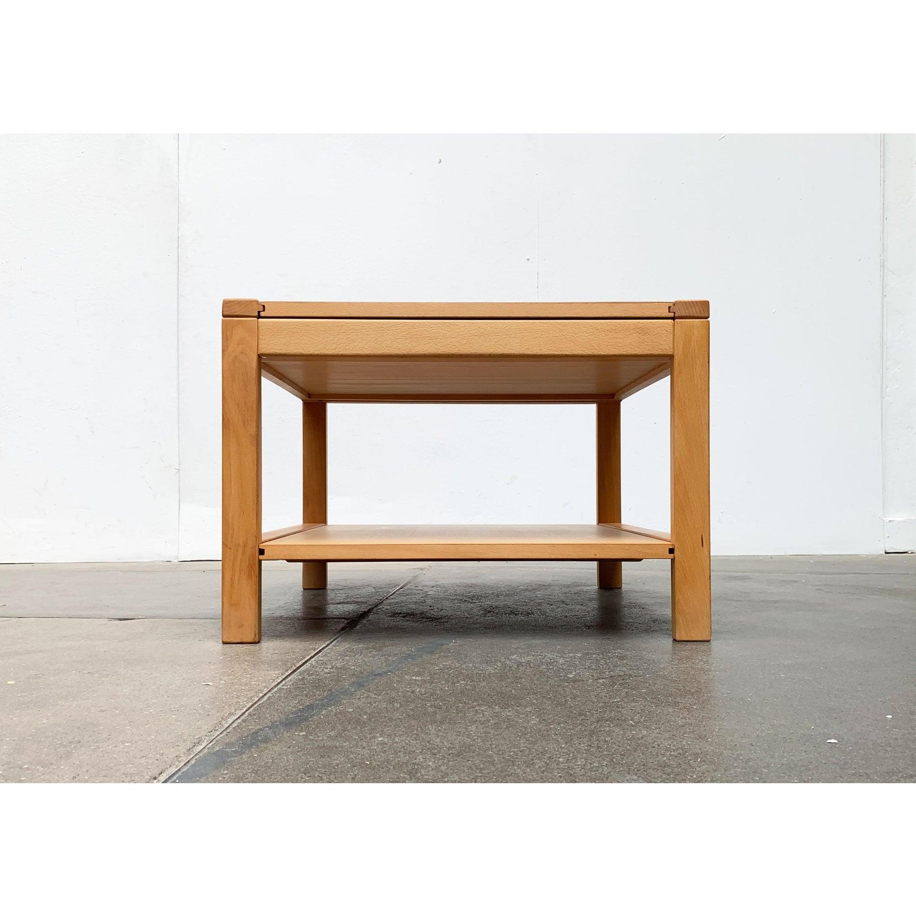 Tavolo da divano allungabile in legno vintage, anni '80, in ottime condizioni. Progettato dal 1980 al 1989.

Informazioni aggiuntive:
Materiali: Wood
Colore: marrone
Tipo di articolo: Vintage, Antico o Pre-owned
Dimensioni: 24,41ʺW × 24,41ʺD ×