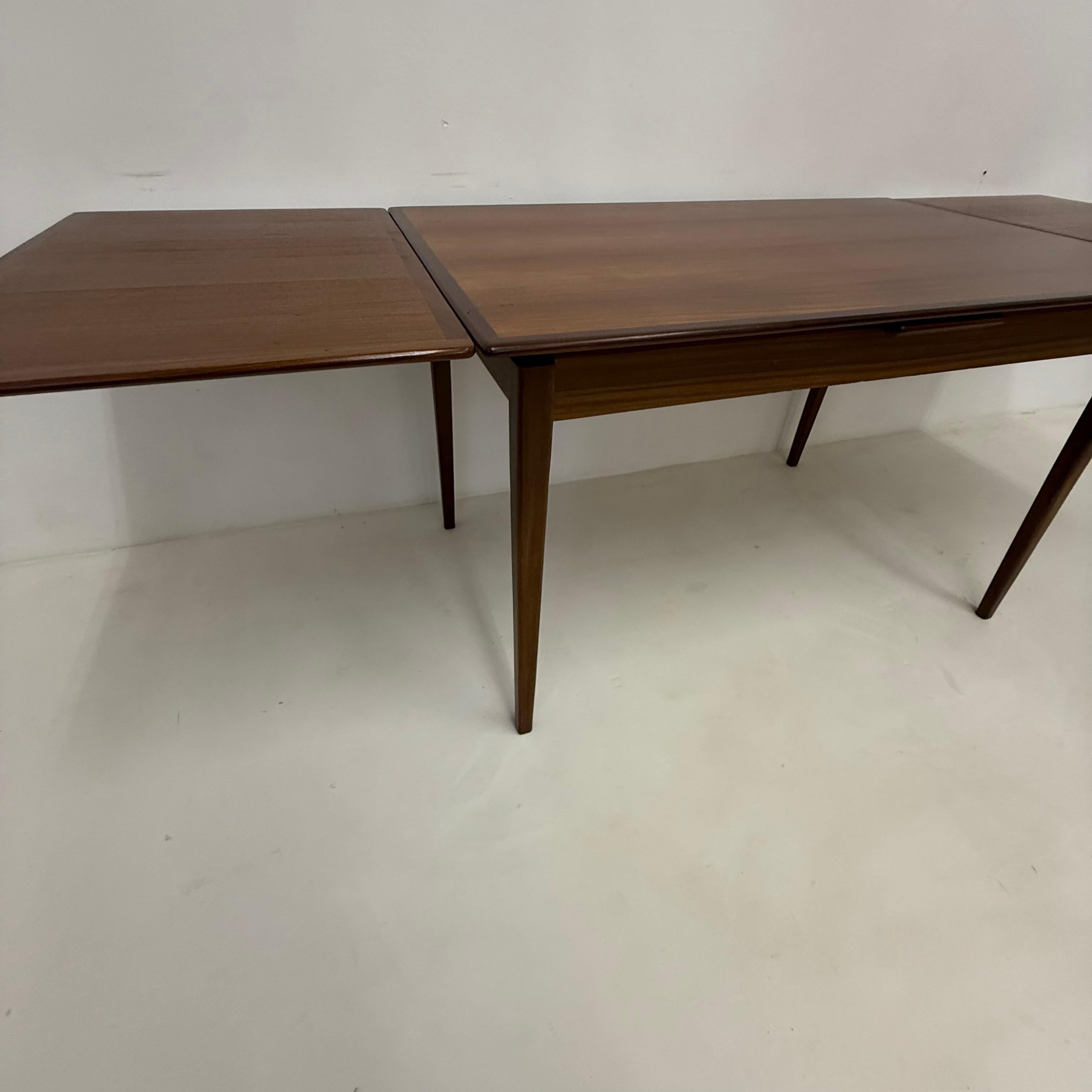 Table de salle à manger vintage extensible en bois, années 1960 en vente 11