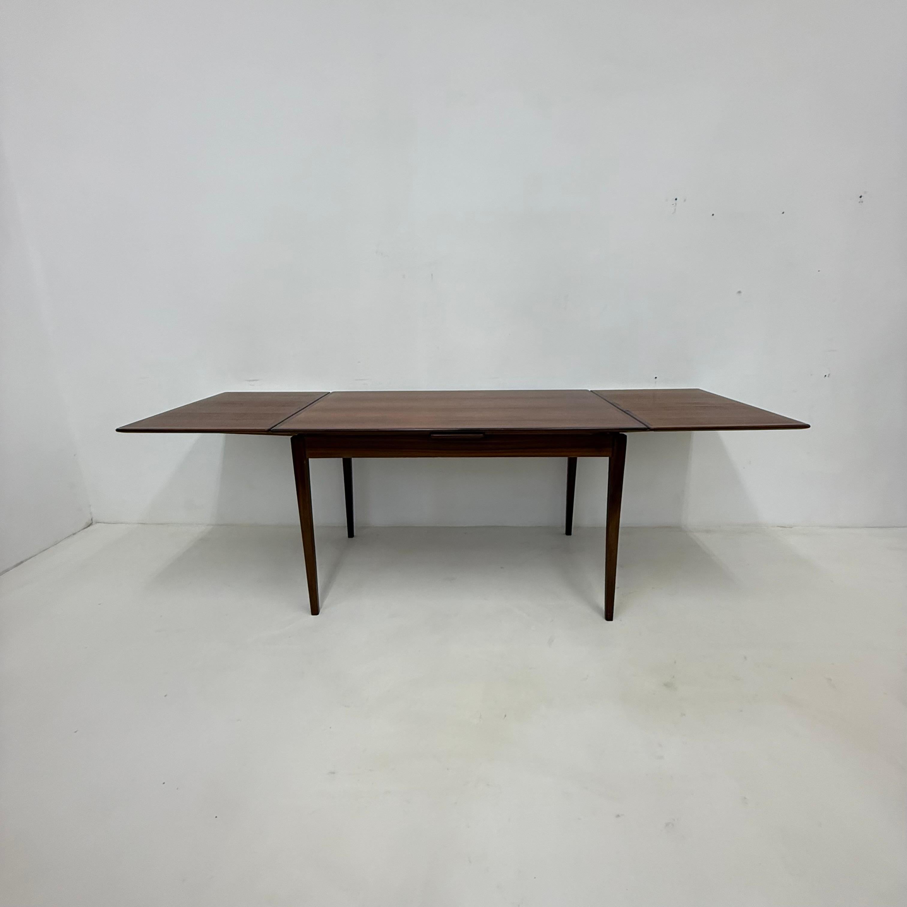 Dimensions : 125,5cm Largeur - 230,5cm Largeur, 80cm Profondeur, 75,5cm Hauteur

Condit : Bon

Période : 1960s

MATERIAL : Placage du plateau en bois, pieds en bois massif.
