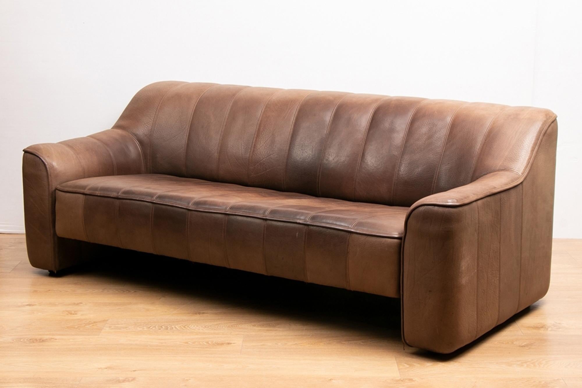 Vintage extending leather sofa by De Sede DS44.
Based in Klingnau, located in northern Switzerland near the German border, the company traces its high-end furniture production back to 1965, when the original family-run business incorporated and