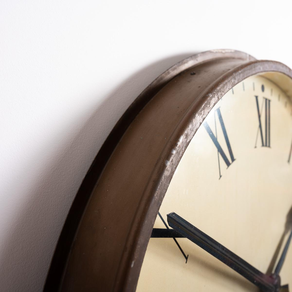 Vieille horloge murale extra large avec chiffres romains par Gents of Leicester en vente 3