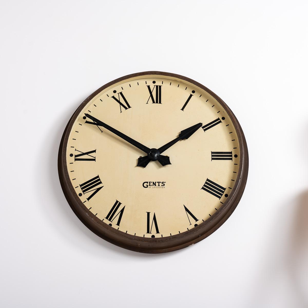 Vieille horloge murale extra large avec chiffres romains par Gents of Leicester en vente 4