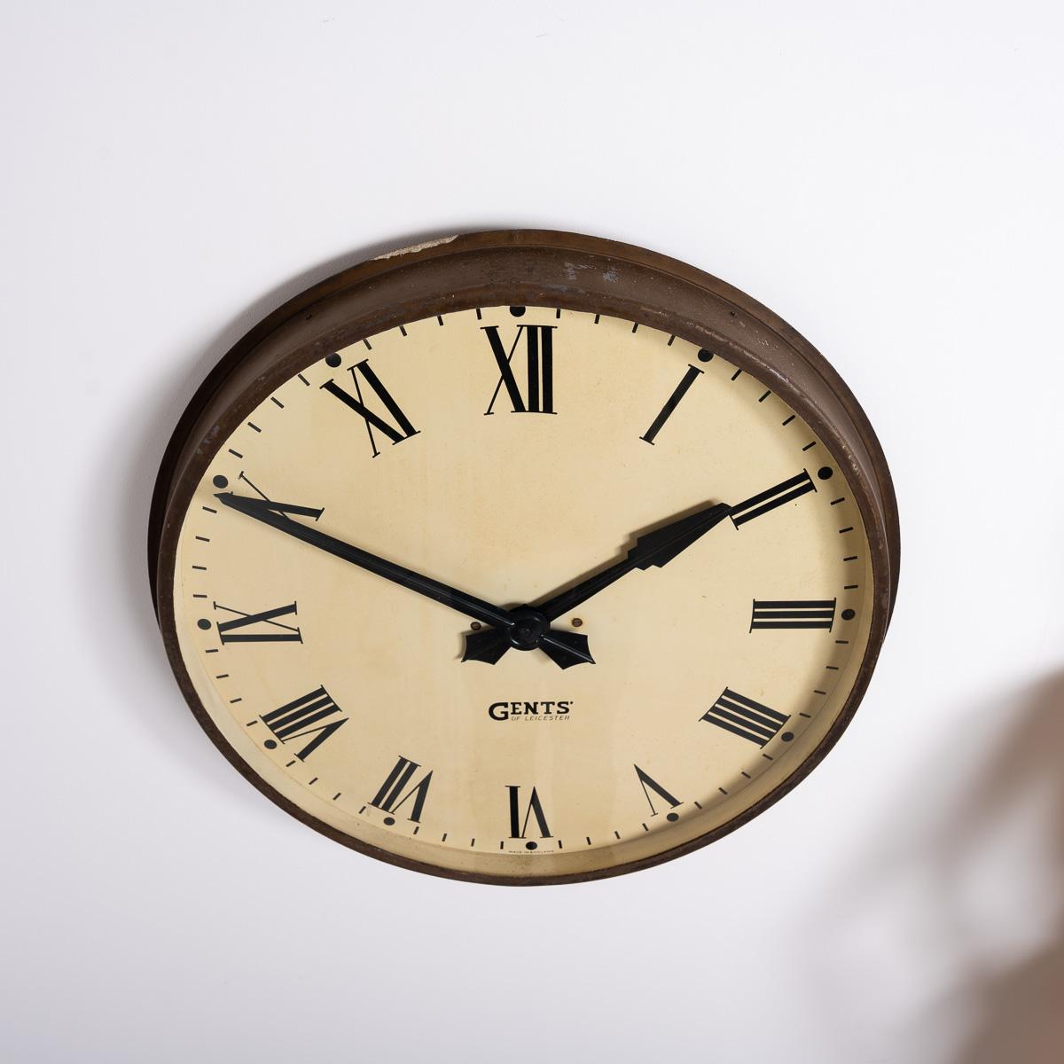 Peint à la main Vieille horloge murale extra large avec chiffres romains par Gents of Leicester en vente