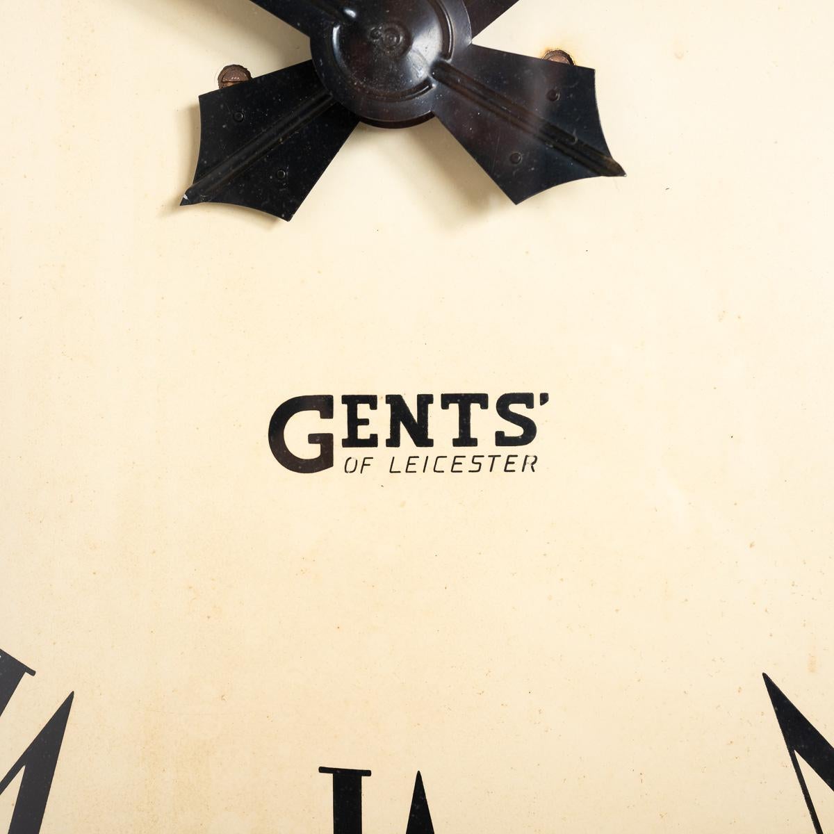 Vieille horloge murale extra large avec chiffres romains par Gents of Leicester Bon état - En vente à Nottingham, GB