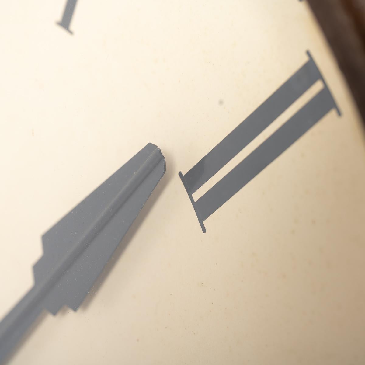 Milieu du XXe siècle Vieille horloge murale extra large avec chiffres romains par Gents of Leicester en vente