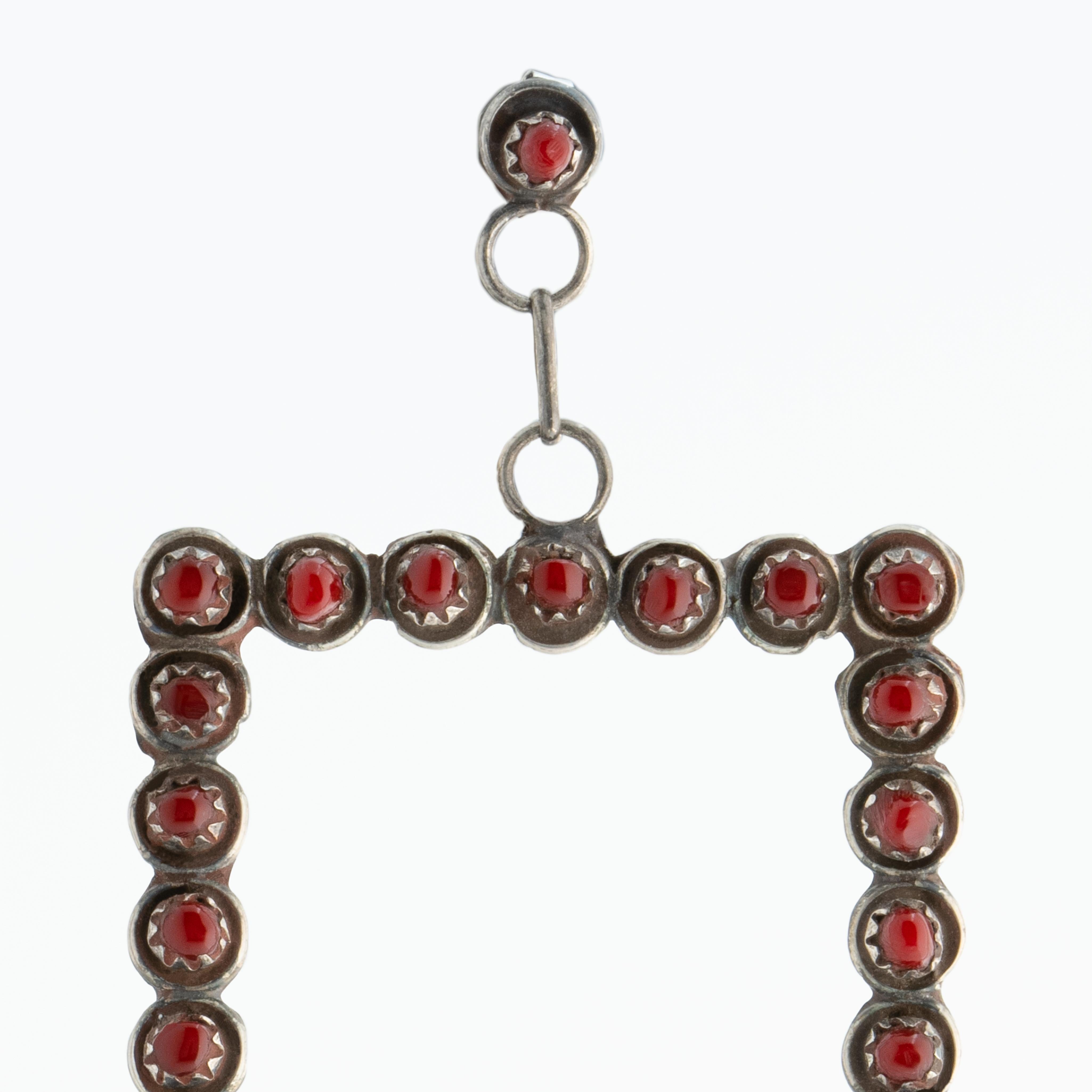 Vintage Extra Large Zuni Hand-Wrought Silver and Coral Rectangle earrings c.1960

Chaque boucle d'oreille pèse 9,7 grammes
Longueur : 3,15