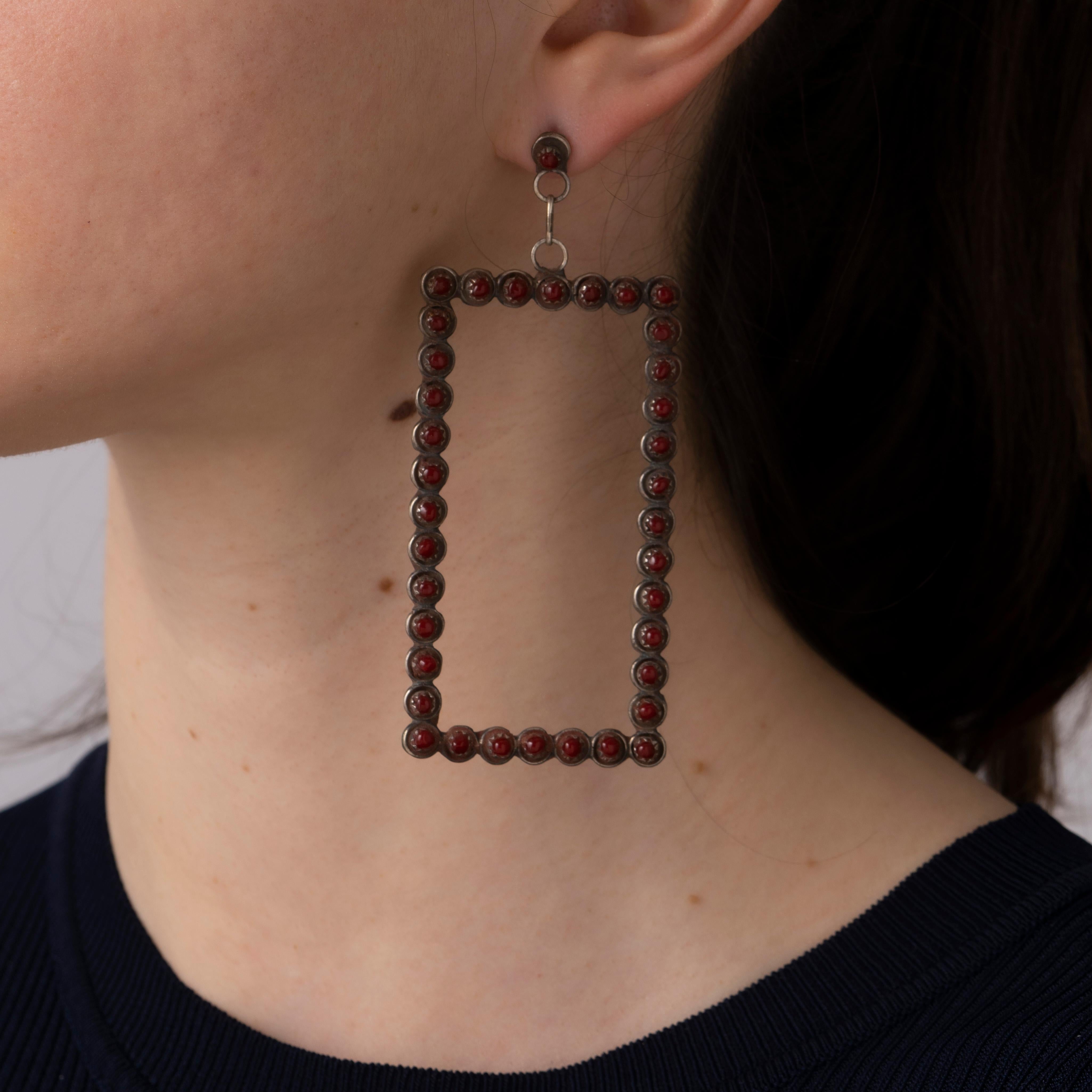 Zuni Boucles d'oreilles vintage extra larges rectangulaires en argent et corail forgé à la main, c.1960 Unisexe en vente