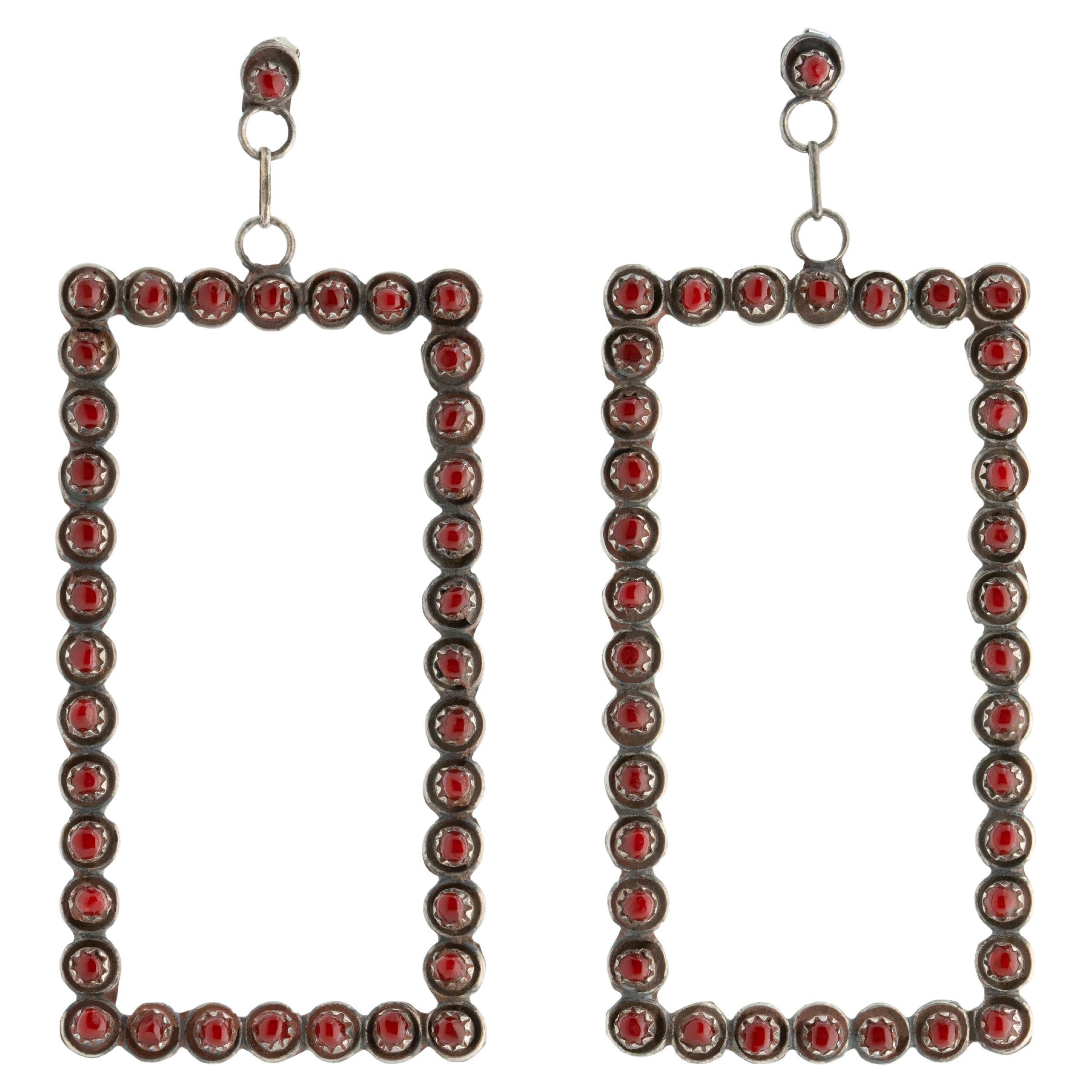 Zuni Boucles d'oreilles vintage extra larges rectangulaires en argent et corail forgé à la main, c.1960