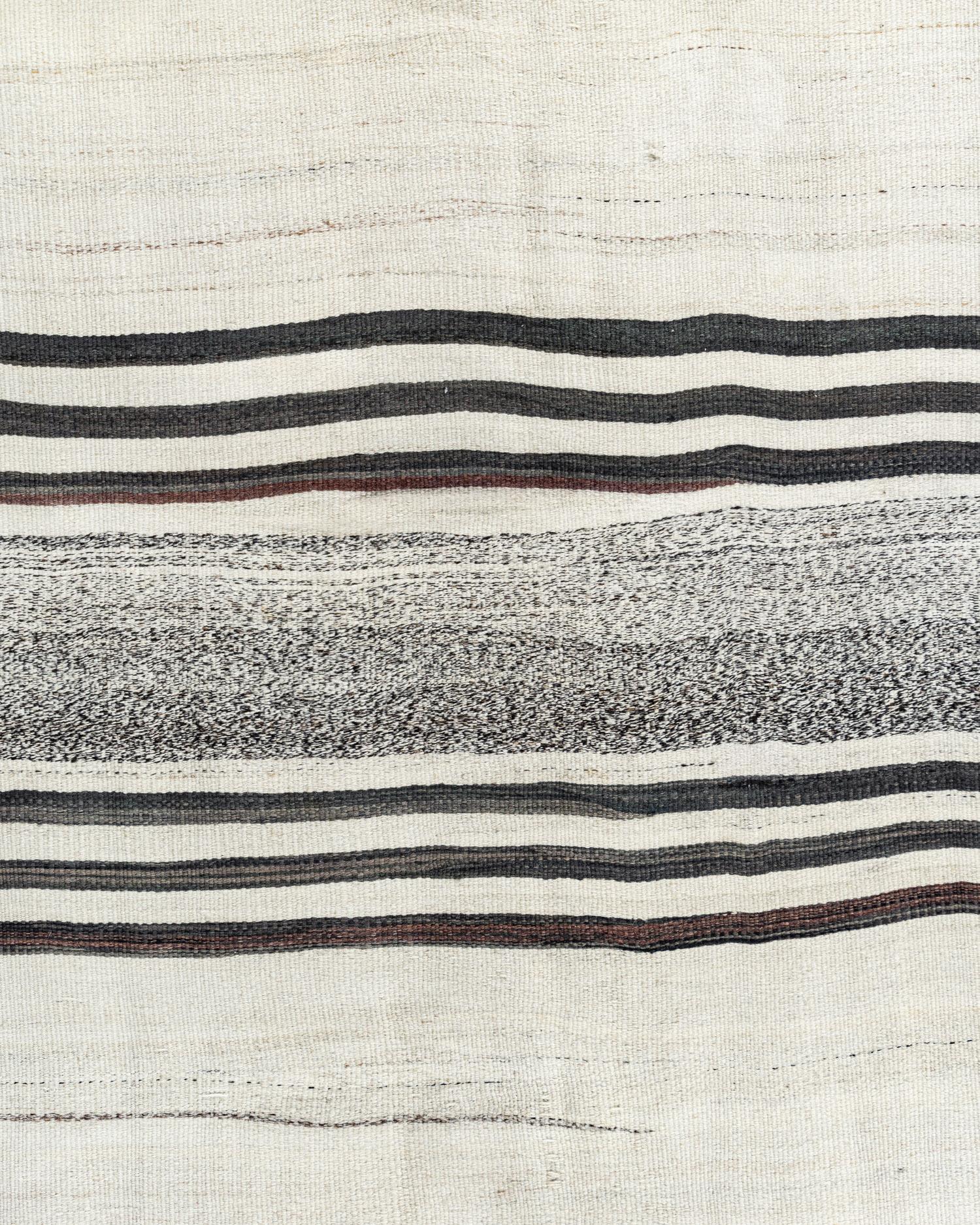 5' X 21'3. Tessuto a mano negli anni '40, questo kilim vintage turco a trama piatta è un esempio di artigianato senza tempo. La sua geometria audace e la sua sobria eleganza creano un equilibrio sorprendente: si trova ugualmente a suo agio in un