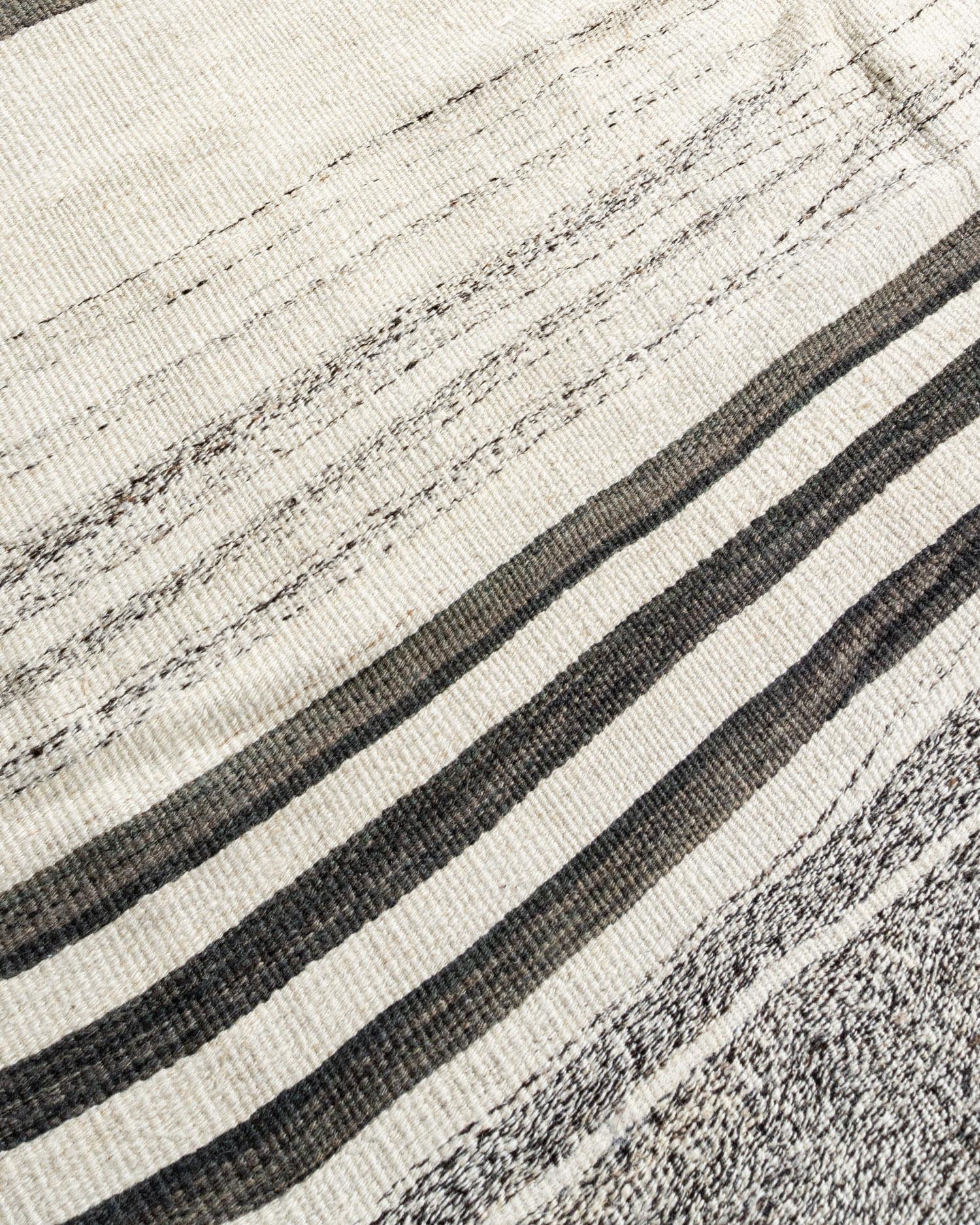Vintage Extra Long Ivory Turkish Kilim Runner 5' x 21'3 In condizioni buone in vendita a New York, NY