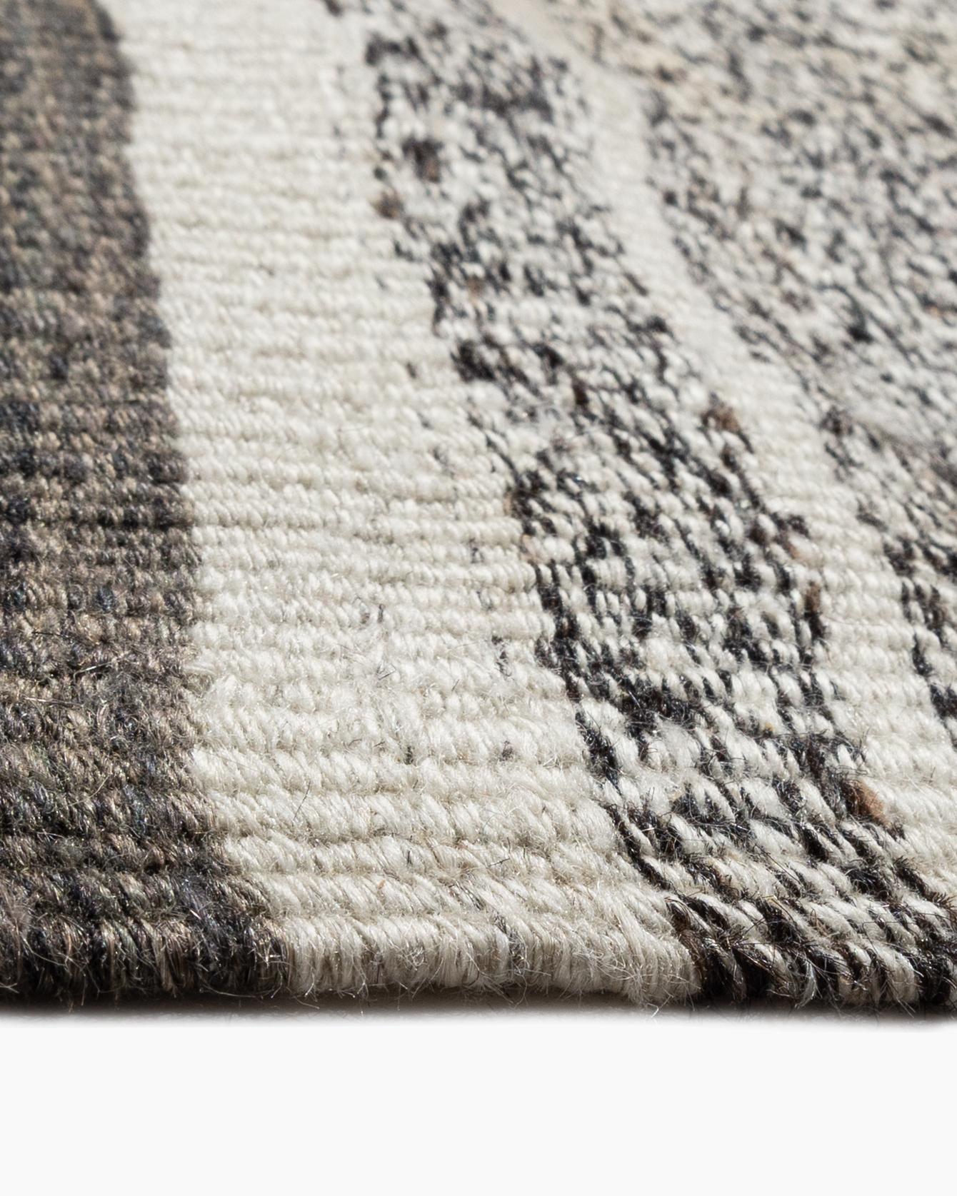 XX secolo Vintage Extra Long Ivory Turkish Kilim Runner 5' x 21'3 in vendita