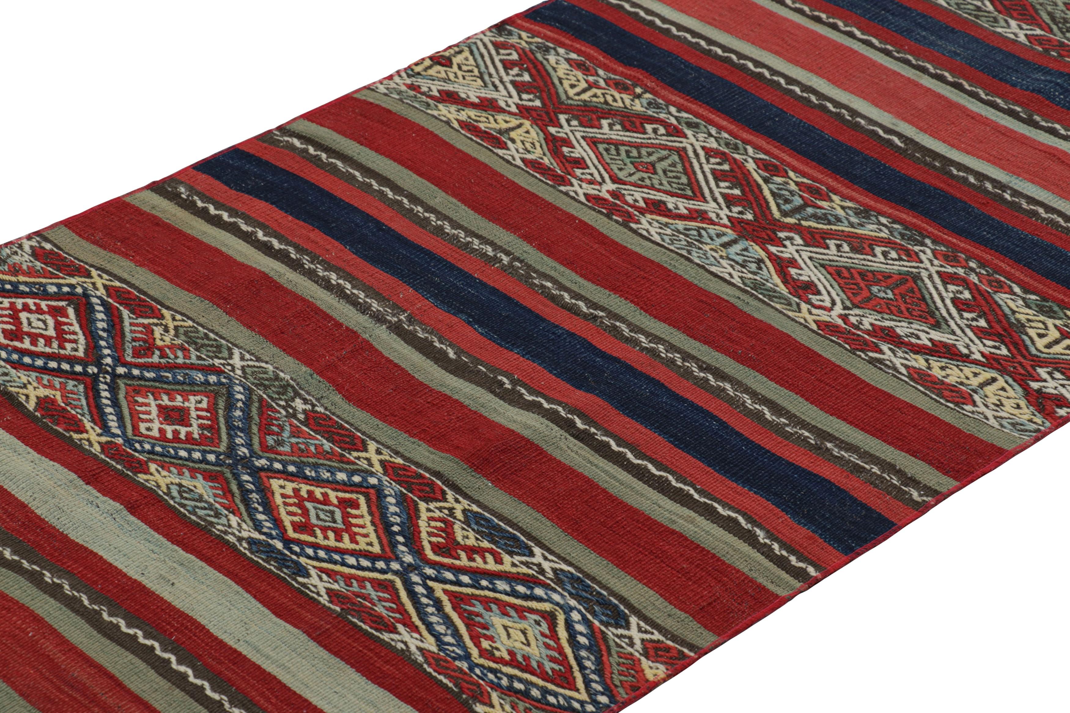 Dieser 3 x 20 große Vintage-Kilim mit extralangem Läufer wurde um 1950-1960 in der Türkei aus handgewebter Wolle hergestellt und ist eine seltene und aufregende Ergänzung zu Rug & Kilims Kuration von Stammes-Kelims aus der Mitte des Jahrhunderts.