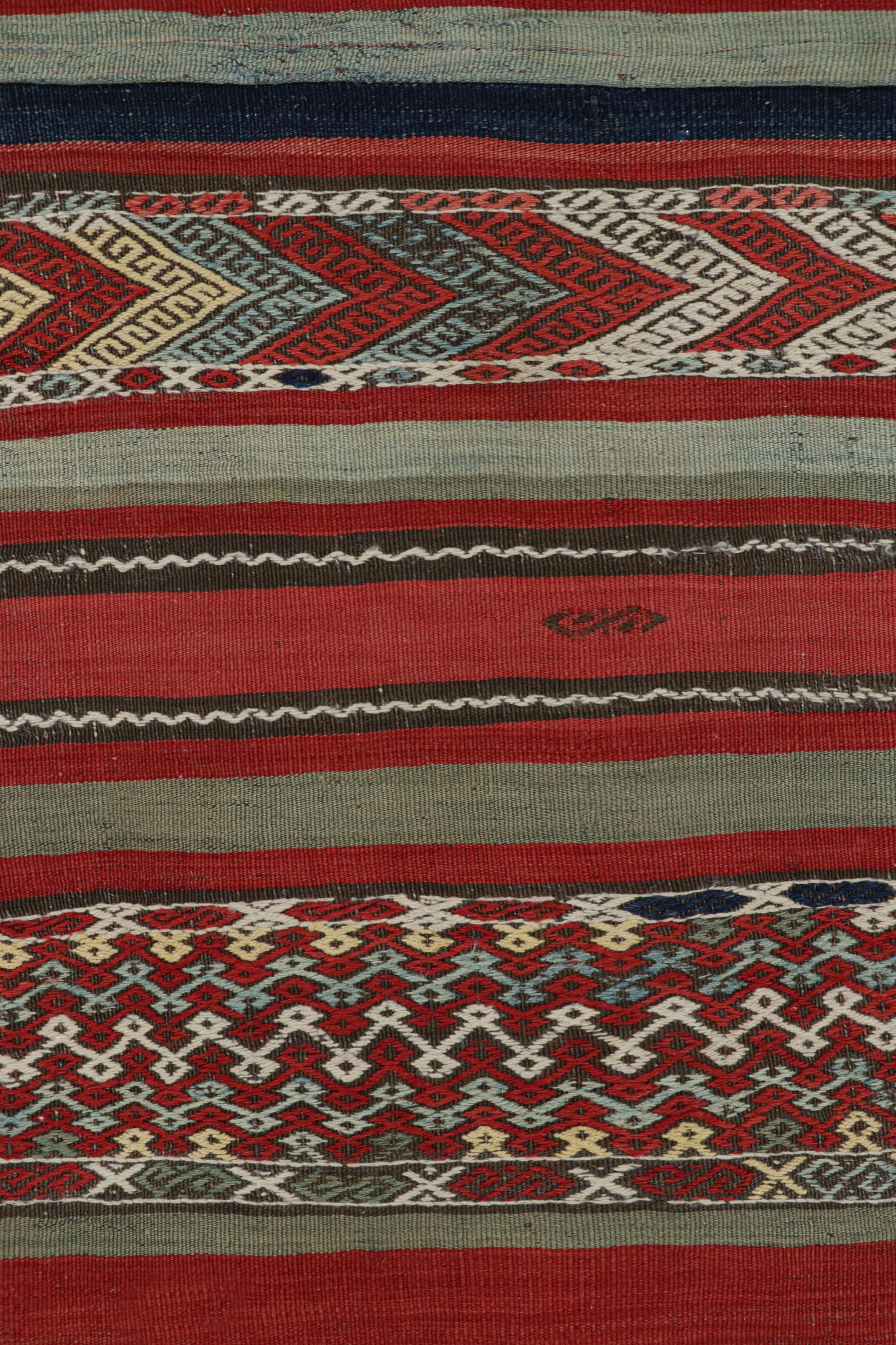 Vintage Extra-Langer Kilim Läufer in Rot mit geometrischen Mustern Rug & Kilim (Stammeskunst) im Angebot