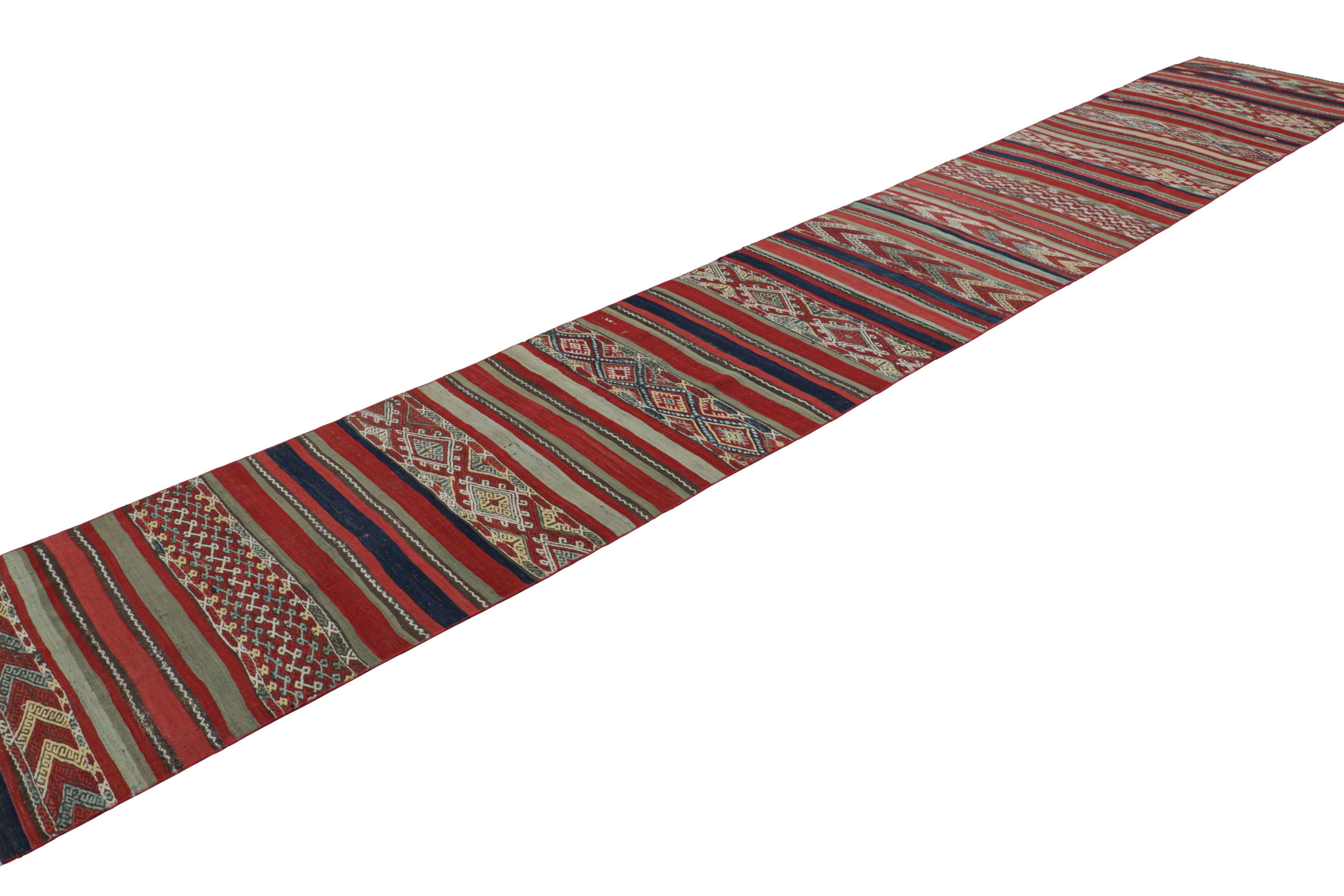 Vintage Extra-Langer Kilim Läufer in Rot mit geometrischen Mustern Rug & Kilim (Türkisch) im Angebot
