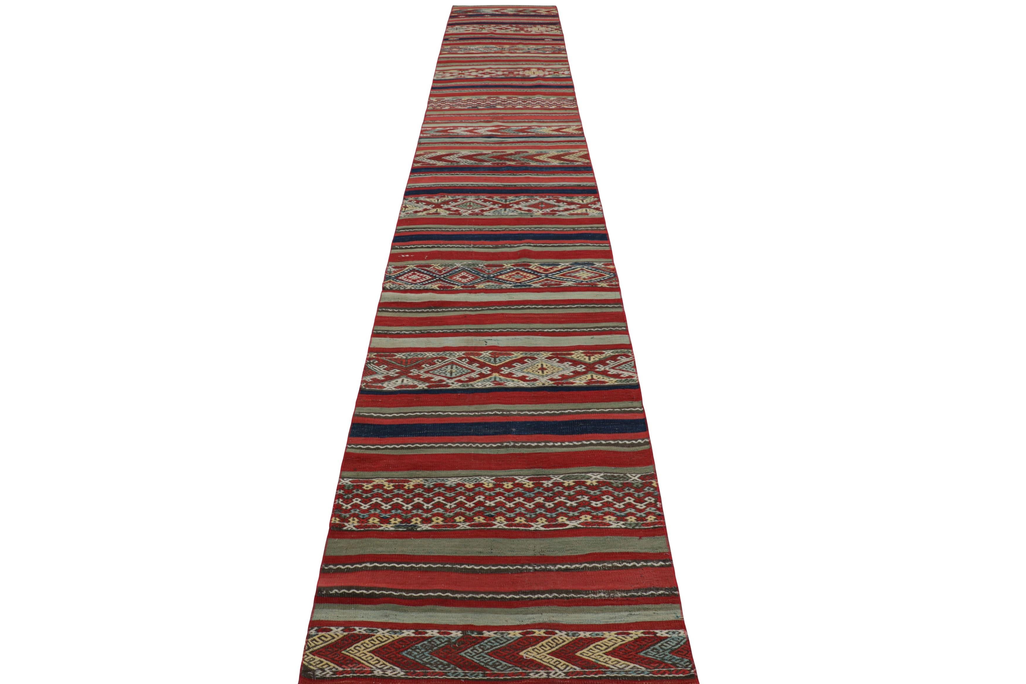 Vintage Extra-Langer Kilim Läufer in Rot mit geometrischen Mustern Rug & Kilim (Handgewebt) im Angebot
