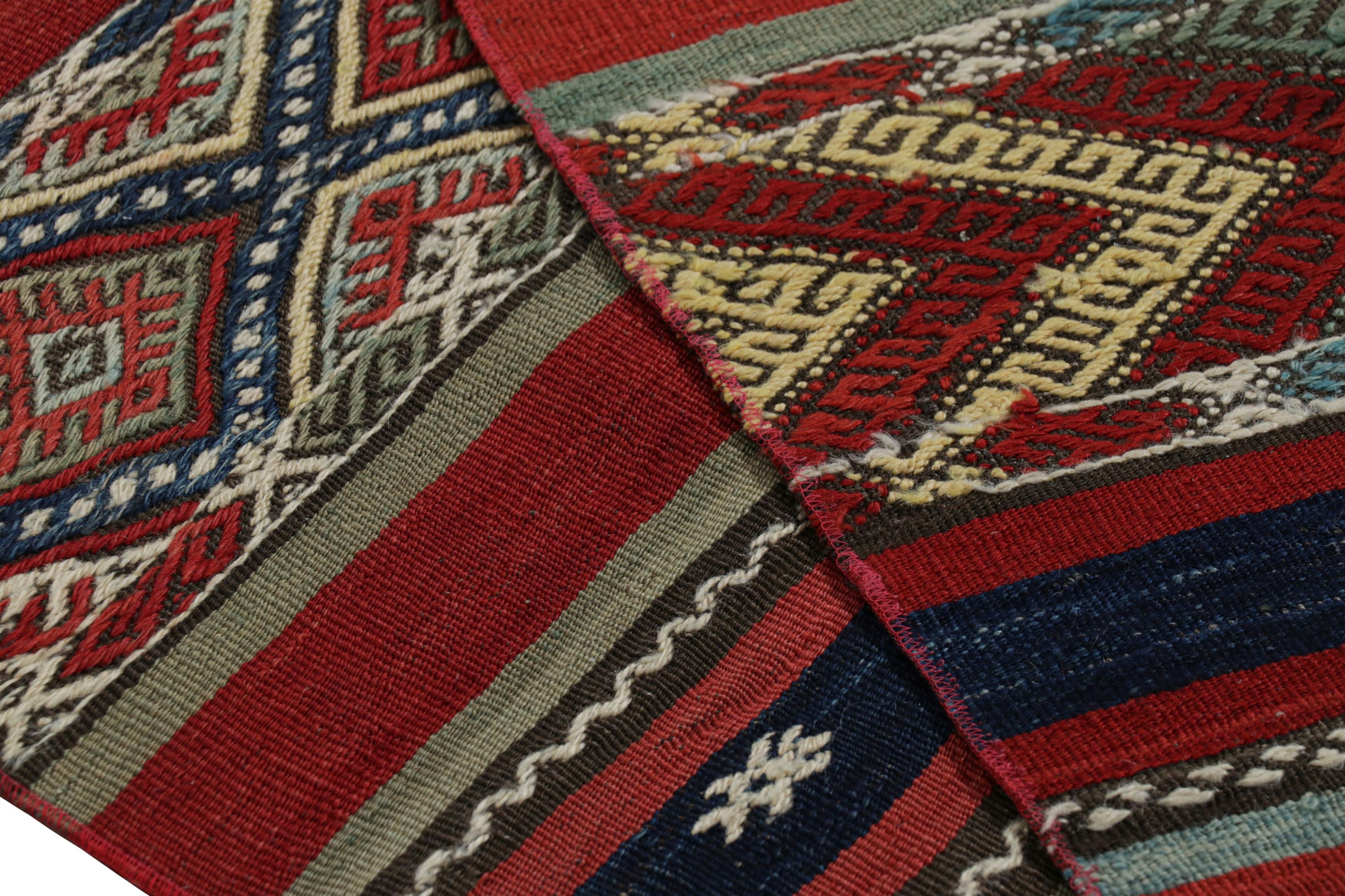 Vintage Extra-Langer Kilim Läufer in Rot mit geometrischen Mustern Rug & Kilim (Mitte des 20. Jahrhunderts) im Angebot