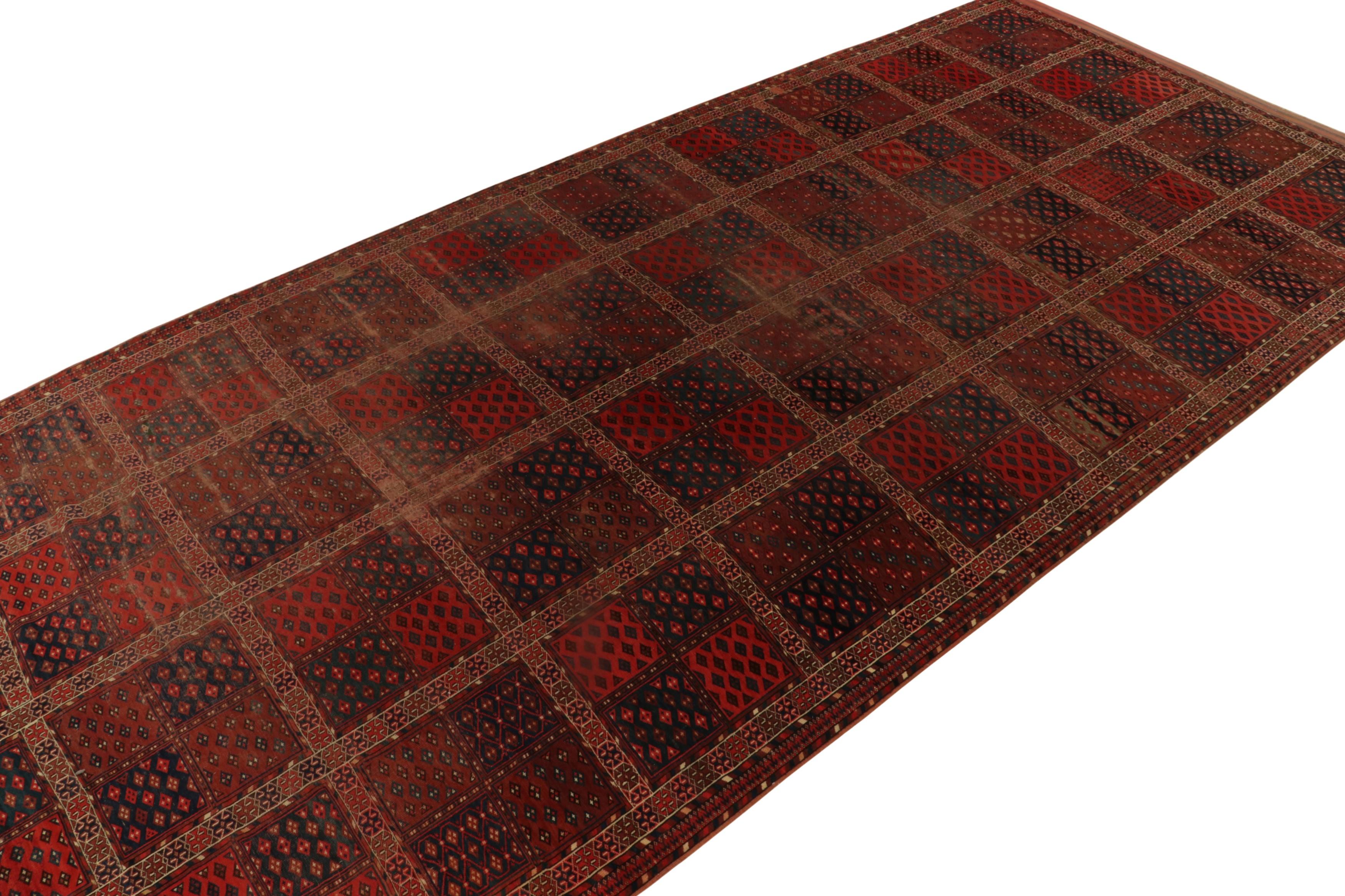Dieser 9x22 große Vintage-Kelim aus handgewebter Wolle stammt aus der Türkei (ca. 1950-1960) und weist ein Design auf, das den turkmenischen Tekke-Teppichen und Flachgeweben ähnelt und ähnliche nomadische Ursprünge hat - eine absolut einzigartige