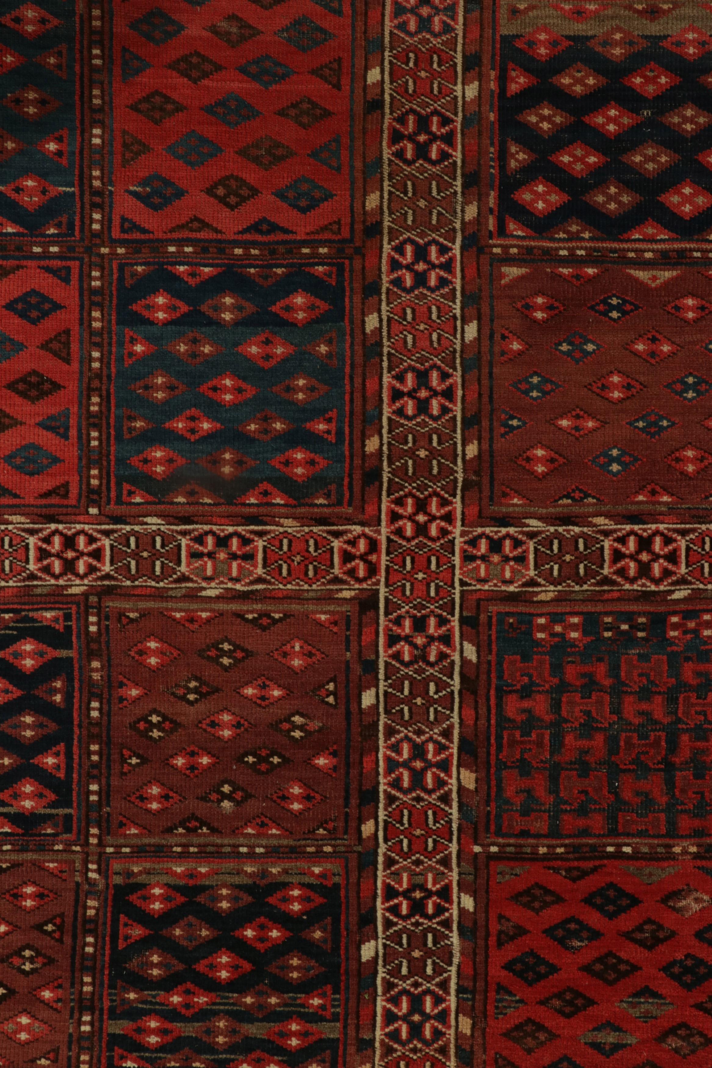 Extralanger Kilim-Läufer in Rot mit geometrischen Mustern - Rug & Kilim (Mitte des 20. Jahrhunderts) im Angebot