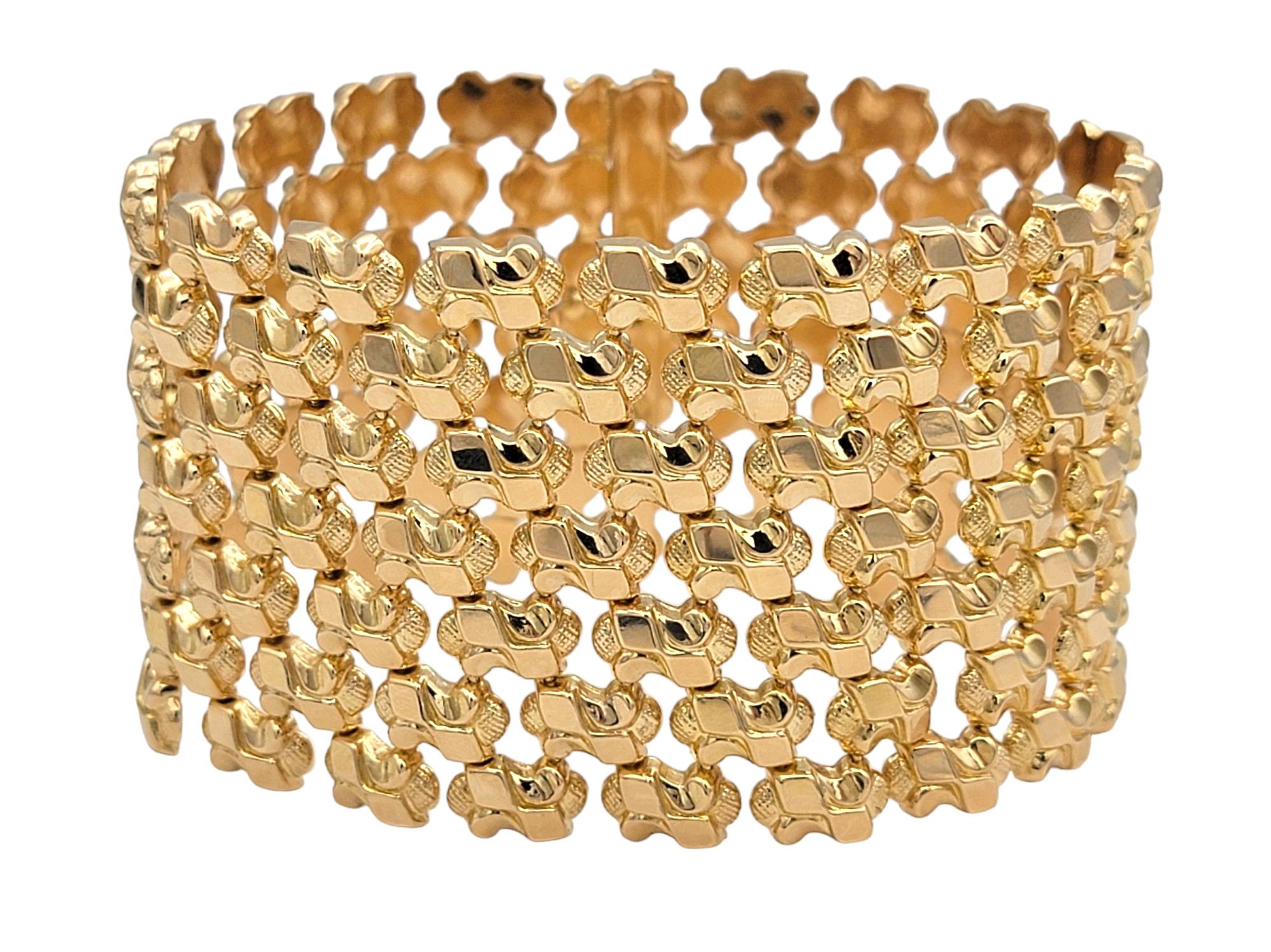 Prova il fascino delle epoche passate con questo bracciale vintage in oro rosa 18 carati. Questo squisito pezzo testimonia un'eleganza senza tempo e un'eccezionale maestria, rendendolo un'aggiunta di spicco a qualsiasi collezione di gioielli.

Il