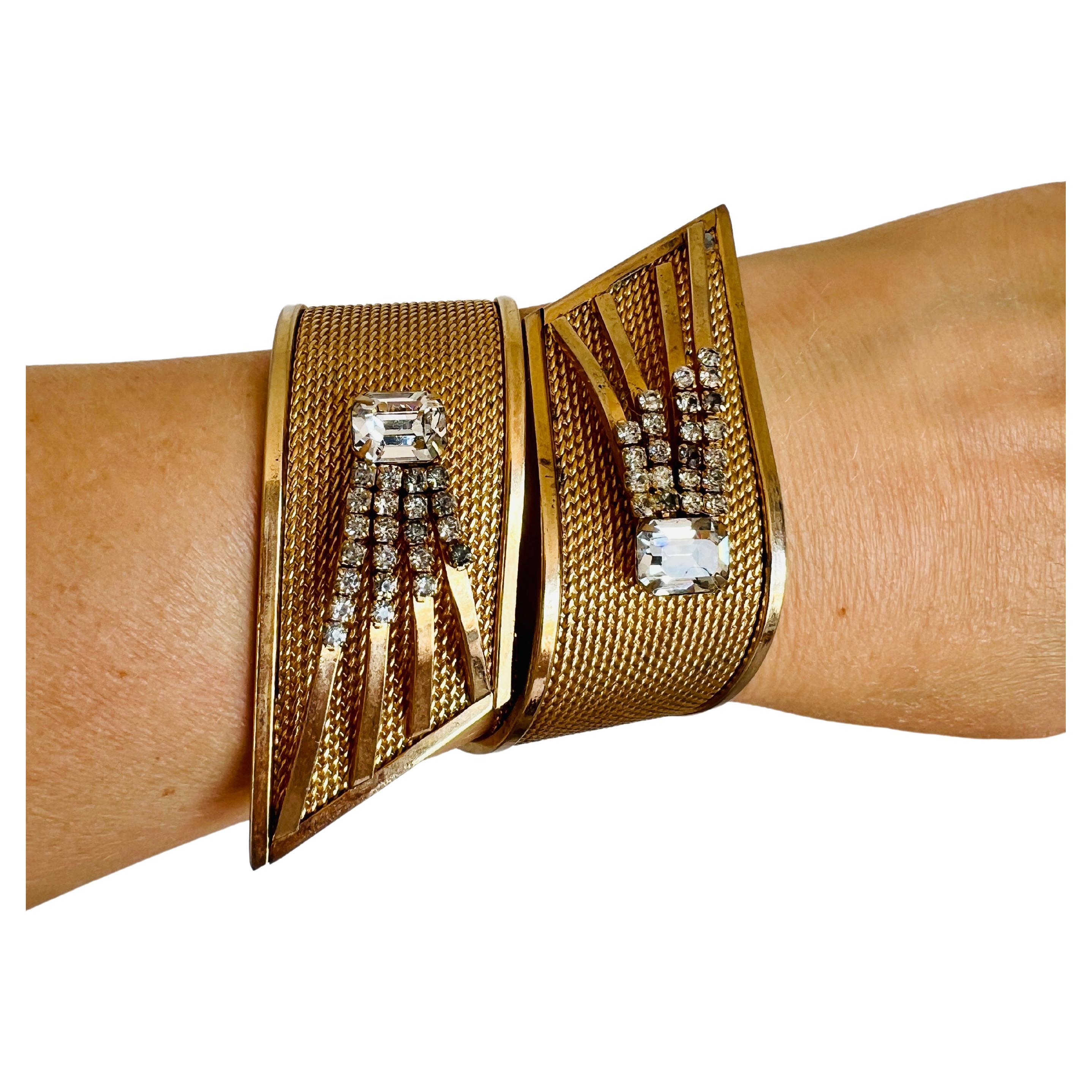 1950er Vargas extra breites Scharnierarmband mit einem Starburst-Design mit goldenem Netz und klaren Strasssteinen in Zackenform. 

Größe: Über 2-1/2 