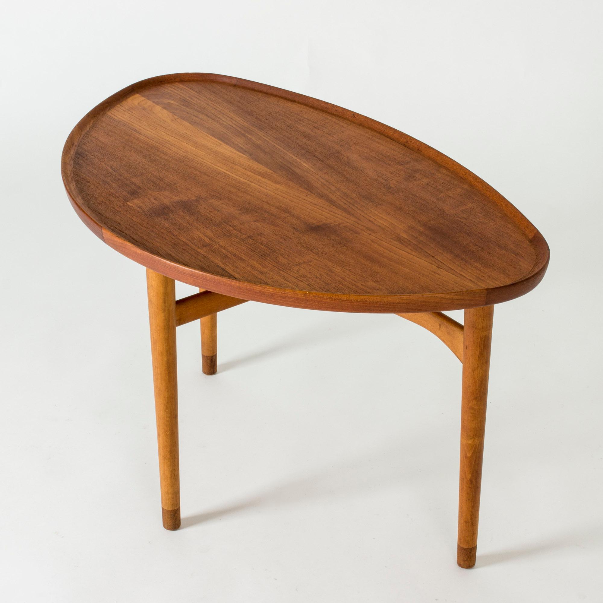Rare early edition “Eye” coffee table by Finn Juhl, in a kidney shape on three sculpted legs. Excellent execution, smooth wood. This iconic design was originally designed for Carl Brørup and made in a very limited edition.