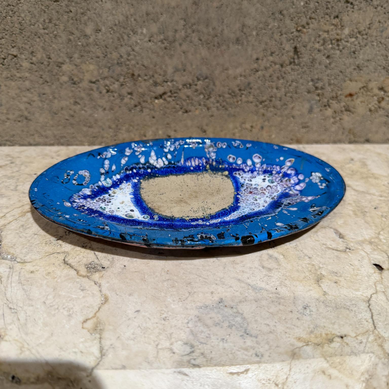 Plaque ovale en émail bleu pour les yeux 
typographie graphique
.63 h x 7.75 h x 4.75
État vintage d'occasion
Voir les images fournies.