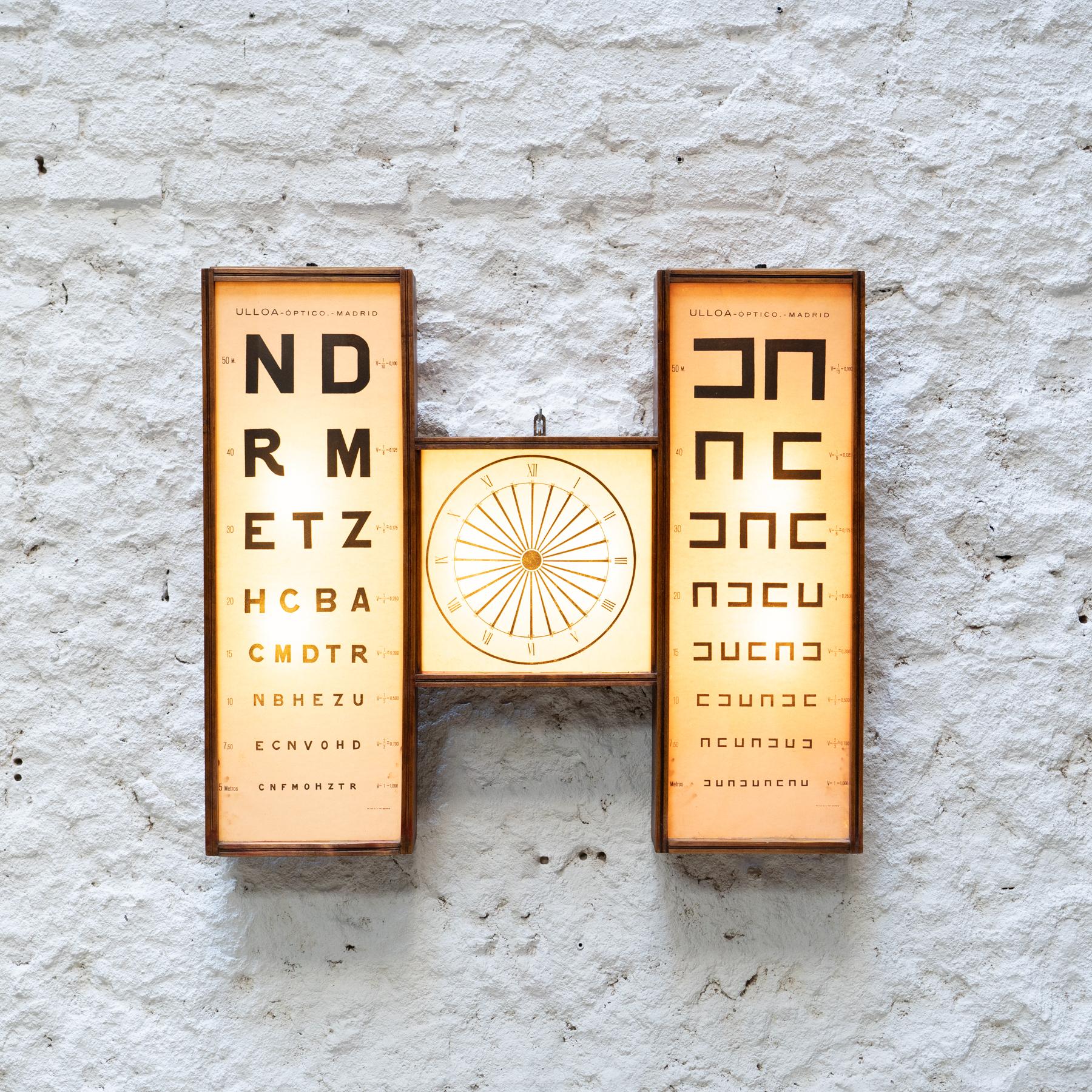 Vintage Eye Test Chart With Light By Ulloa Optica Madrid, circa 1950 In Good Condition In Barcelona, ES