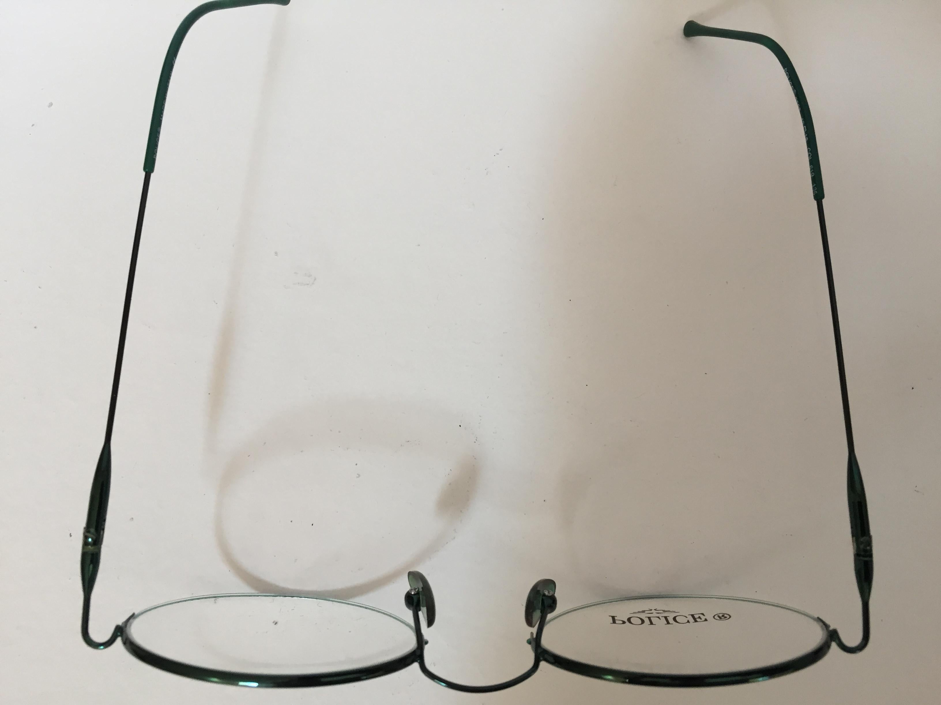 Gafas Police vintage titanio negro.
Alrededor de 1980. Fabricado en Francia.
Las gafas se entregan sin funda.
Haz que un óptico ajuste correctamente tus gafas para que te queden bien.
Gafas nuevas, hombre, marca Police, unisex.