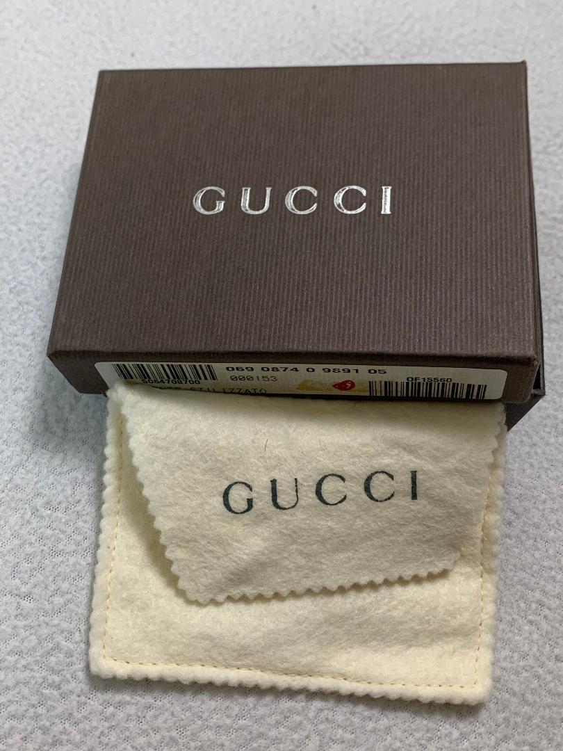 DESIGNER : F/W 1996 Gucci by Tom Ford

Veuillez nous contacter pour plus d'informations et/ou de photos. 

CONDITION : Bon

TISSU : Métal & Cuir 

PAYS FAIT : Italie

TAILLE : aucune

MESURES ; fournies à titre de courtoisie uniquement - pas une