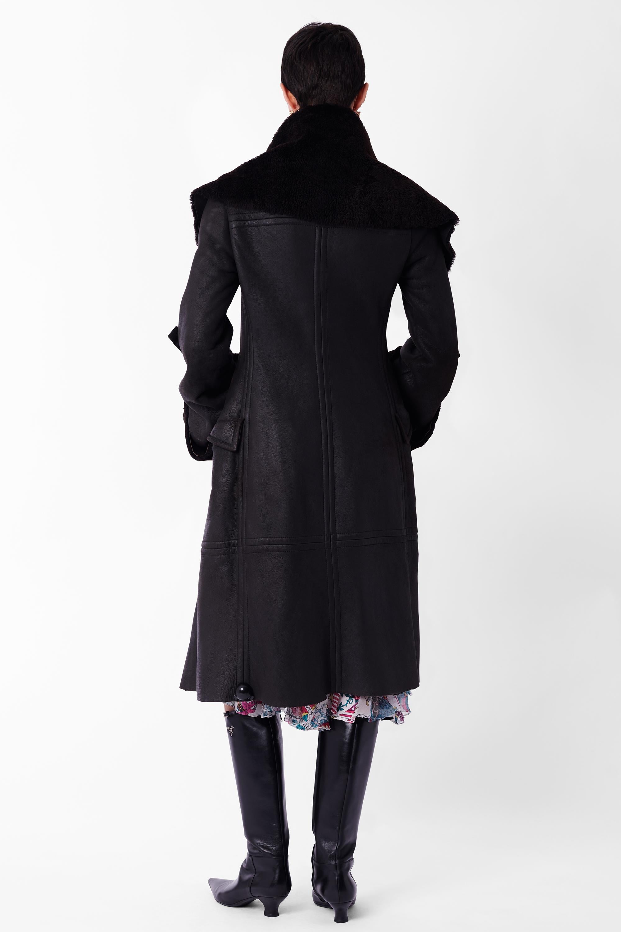 Manteau de défilé Vintage F/W 2003 en shearling noir Excellent état - En vente à London, GB