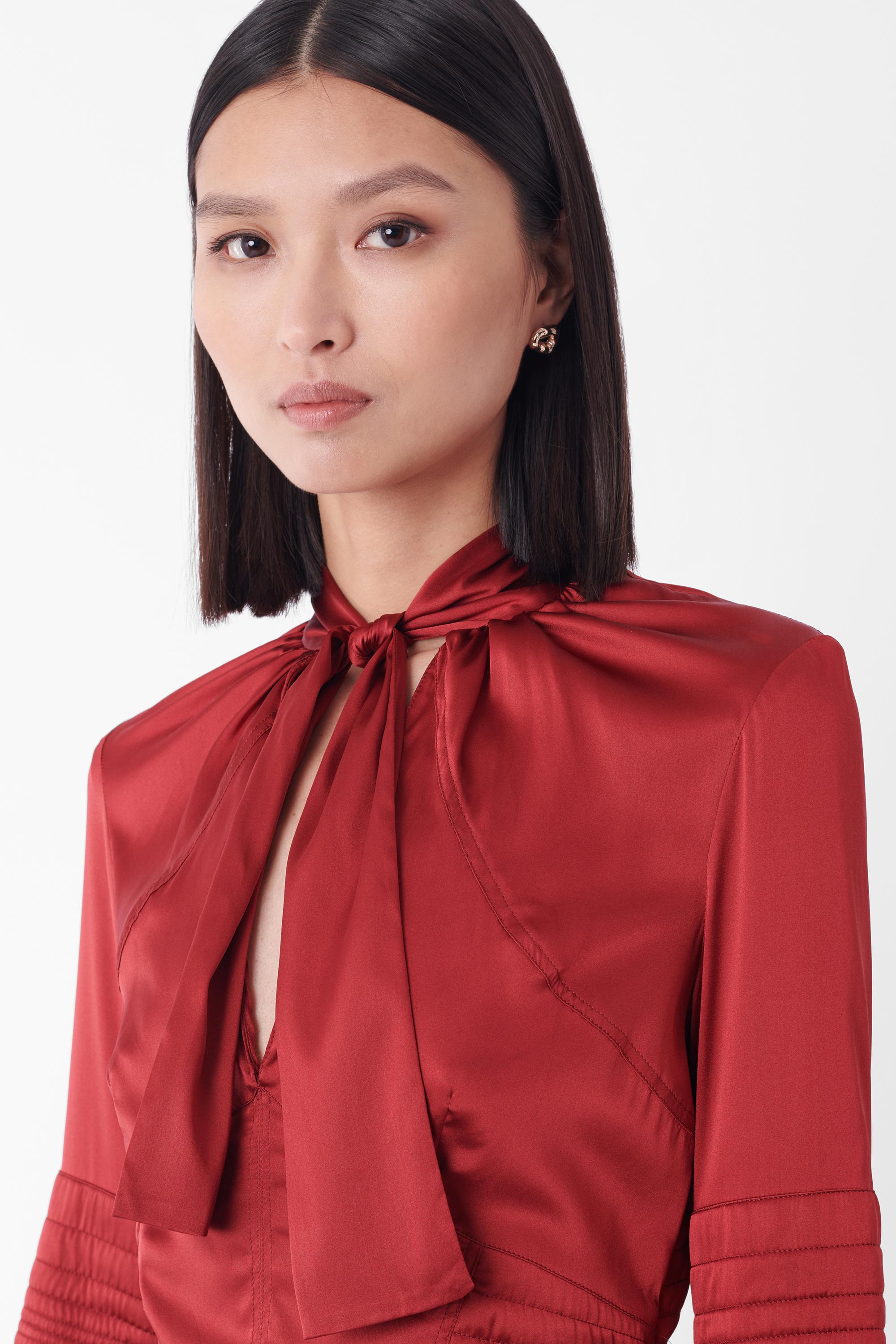Tom Ford für Gucci Herbst Winter 2003 Seidenkorsettbluse. Mit gepolsterten Details am Bauch und an den Ellenbogen, tiefem V-Ausschnitt vorne, mehrfach tragbarem Nackenband, Bündchen an den Handgelenken und Abnähern am Halsausschnitt und am Rücken