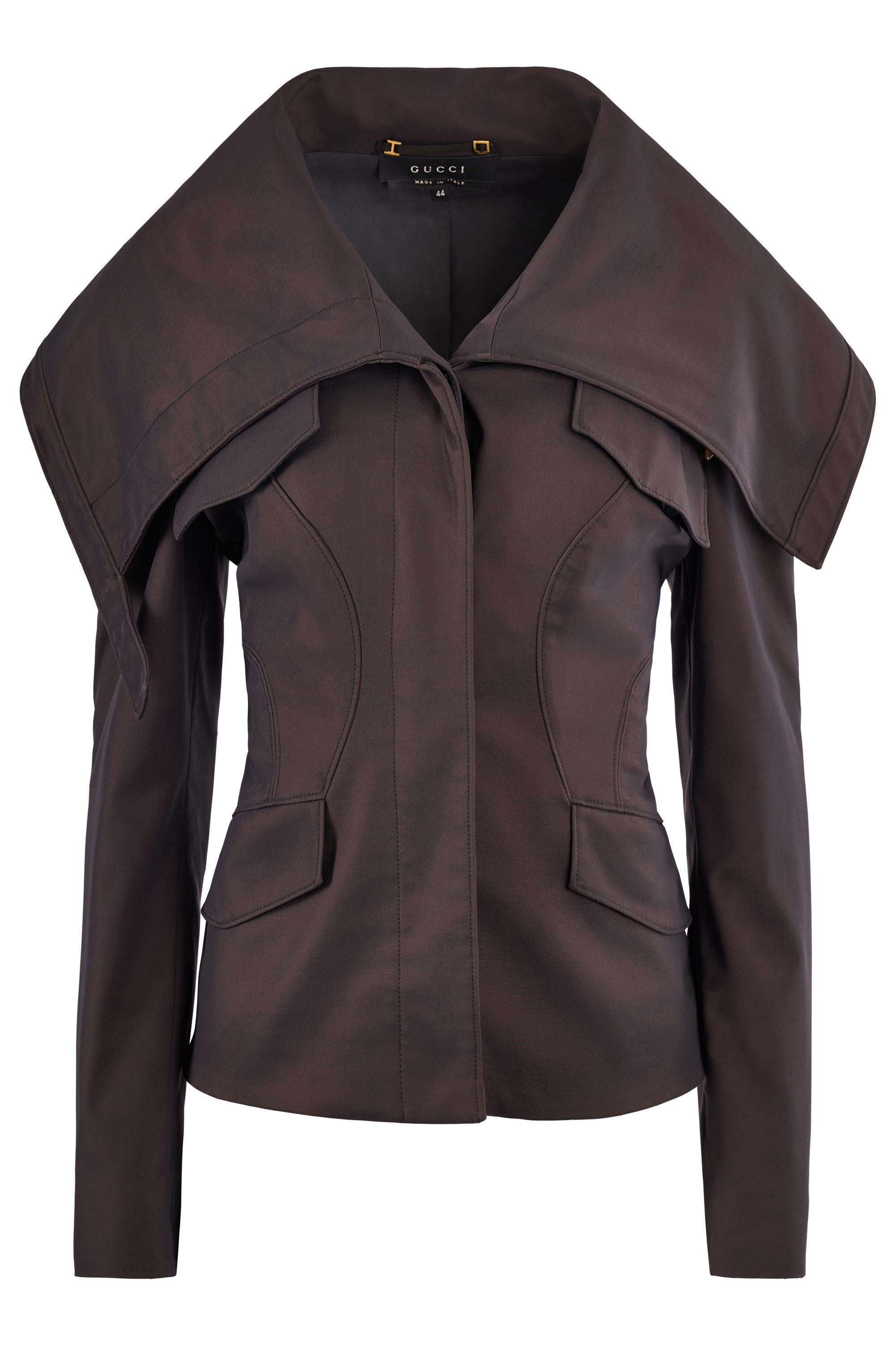 Veste à col Tom Ford for Gucci Fall Winter 2003, défilé 11. Il est doté d'une fermeture à glissière, de deux poches sur le devant, de coutures passepoilées, de poignets allongés en tissu contrasté et d'un col surdimensionné à porter de différentes