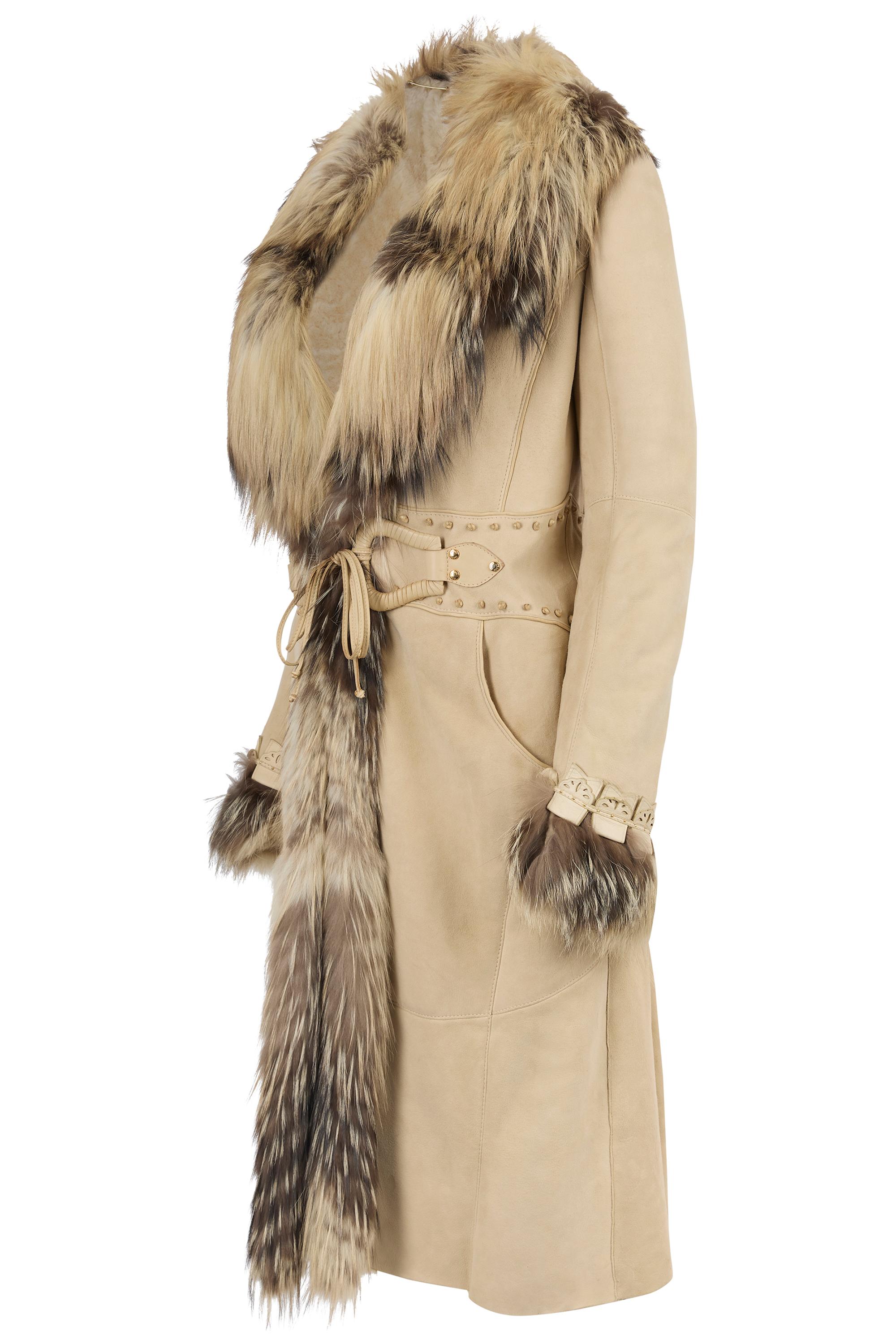 Manteau Vintage F&F Vintage Roberto Cavalli en cuir suédé et garni de renard argenté. Le corps est en daim beige clair. Col surdimensionné, bordures en fourrure à l'ourlet et aux poignets. Taille cintrée à lacets avec liens en cuir, accent clouté en