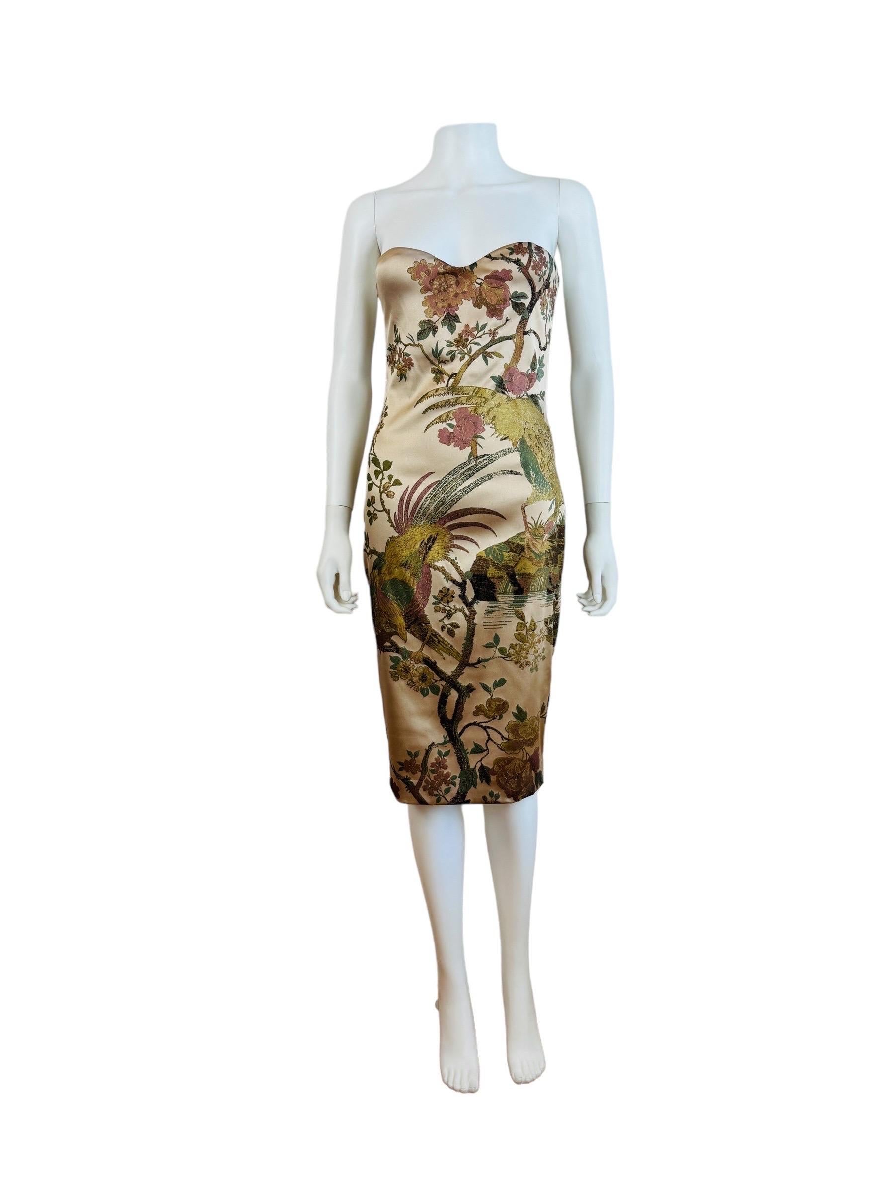 Stupendo abito Roberto Cavalli A/I 2006
Tessuto in seta + elastan color tan con stampa floreale e fagiano oversize
La Fabrice è in raso di seta.
Stampa in stile dipinto a mano con accenti dorati
Senza maniche
Scollo a cuore
Reggiseno stile bustier