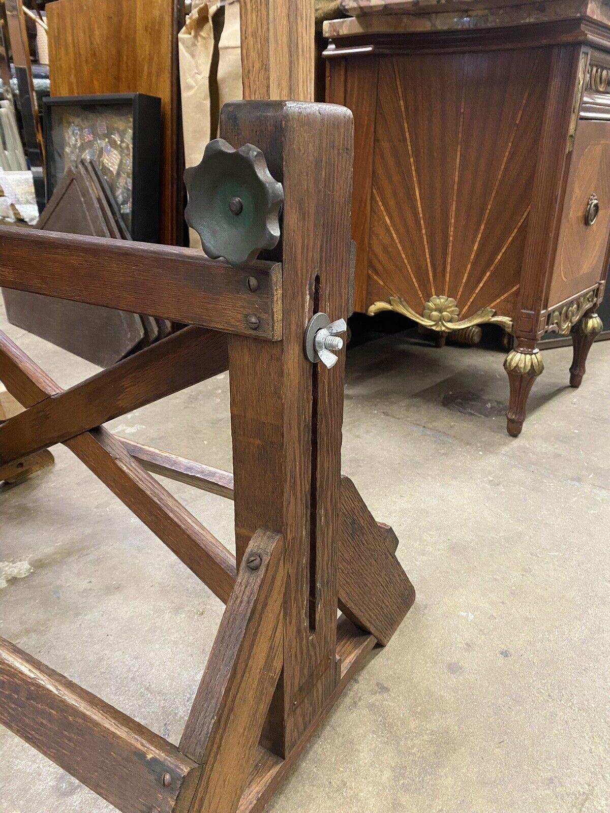Vintage F. Weber Co Pine Wood and Cast Iron Adjustable Drafting Table Desk (Table à dessin réglable en bois et en fonte) en vente 3