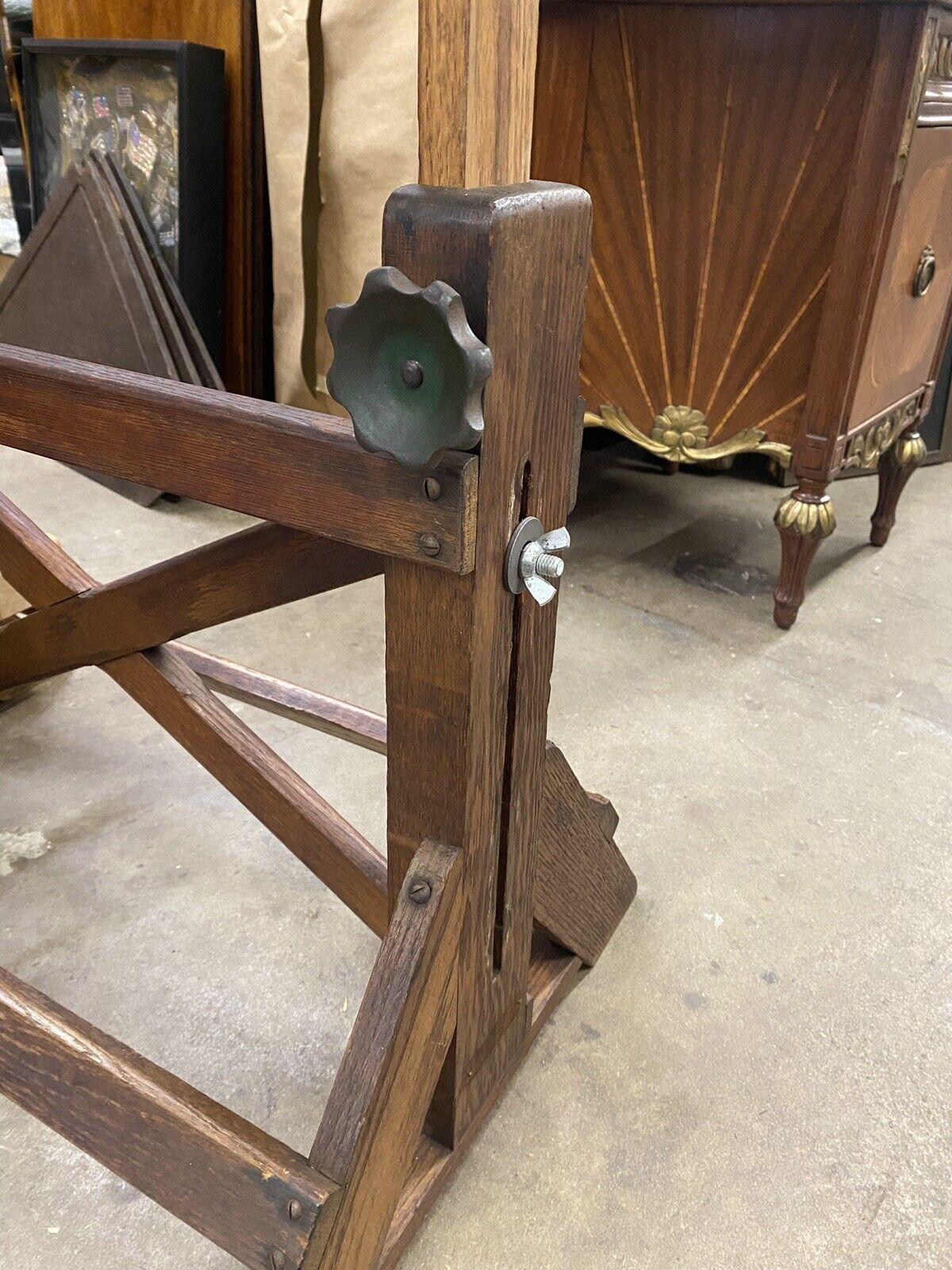 Vintage F. Weber Co Pine Wood and Cast Iron Adjustable Drafting Table Desk (Table à dessin réglable en bois et en fonte) en vente 7