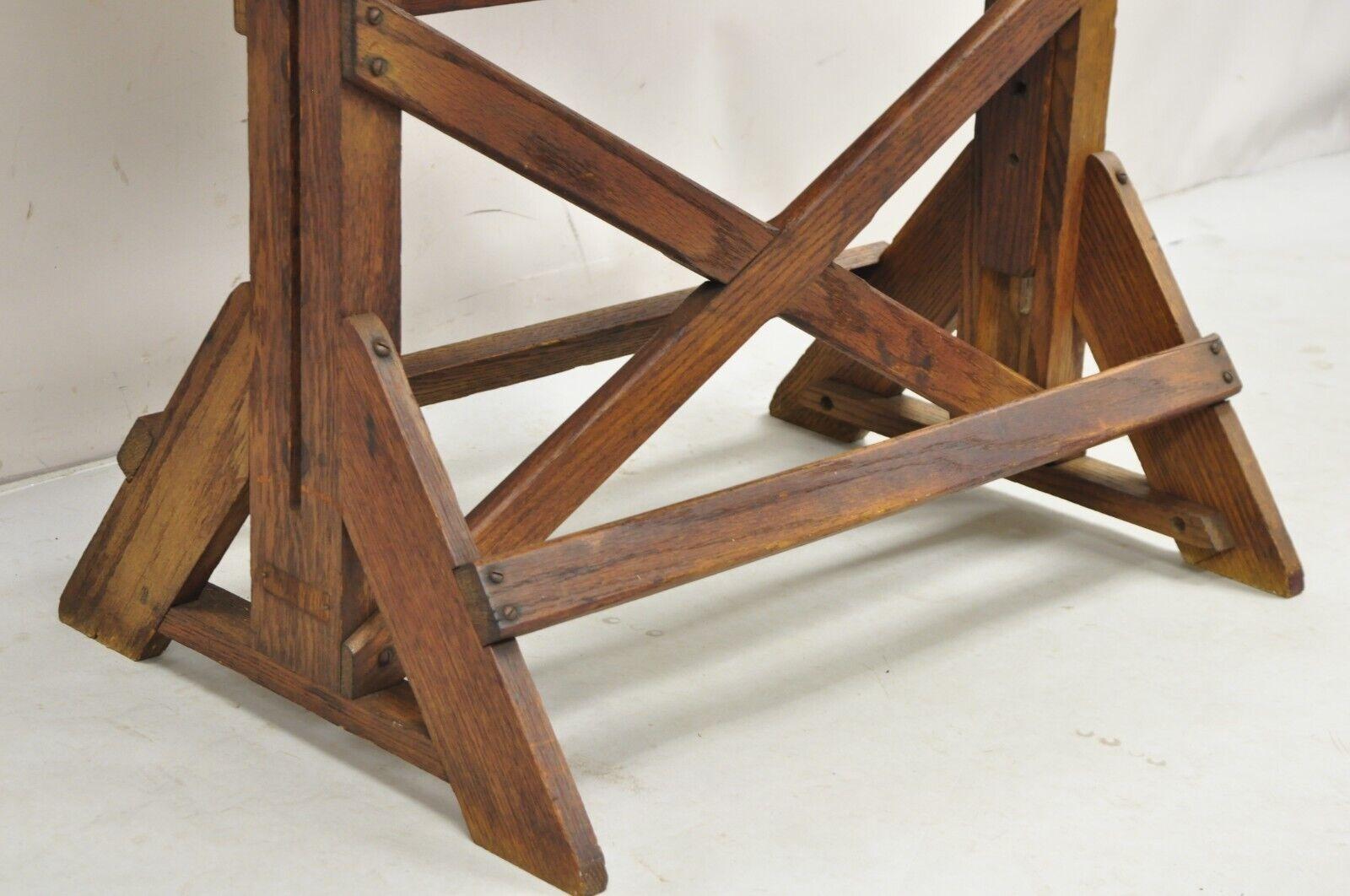 Vintage F. Weber Co Pine Wood and Cast Iron Adjustable Drafting Table Desk (Table à dessin réglable en bois et en fonte) en vente 2