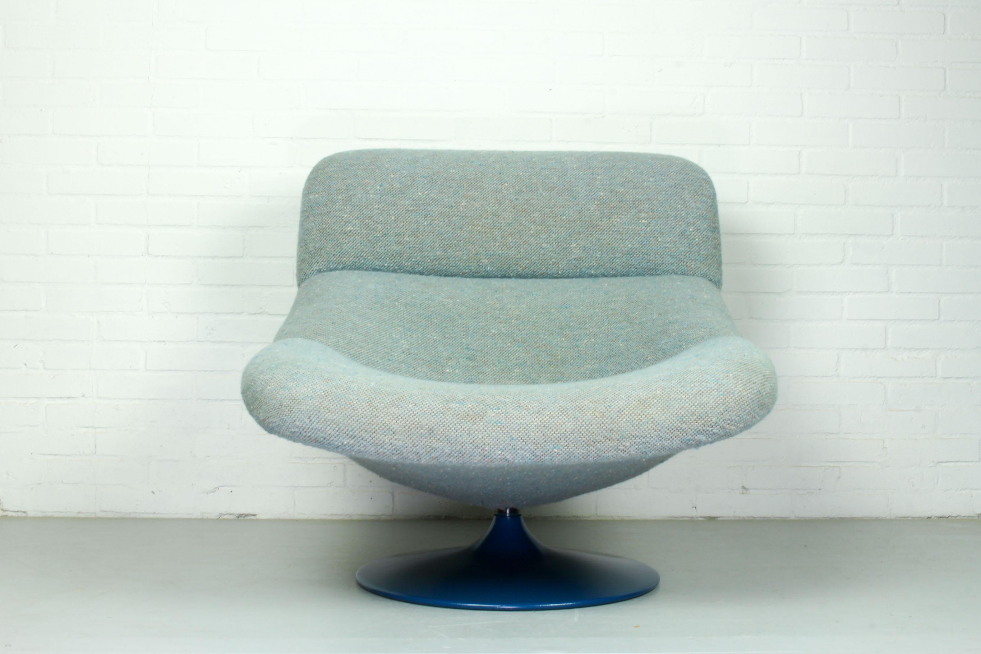 Comfortable midcentury lounge chair designed by Geoffrey Harcourt for Artifort with blue wool. The chair has a blue round metal base.
  